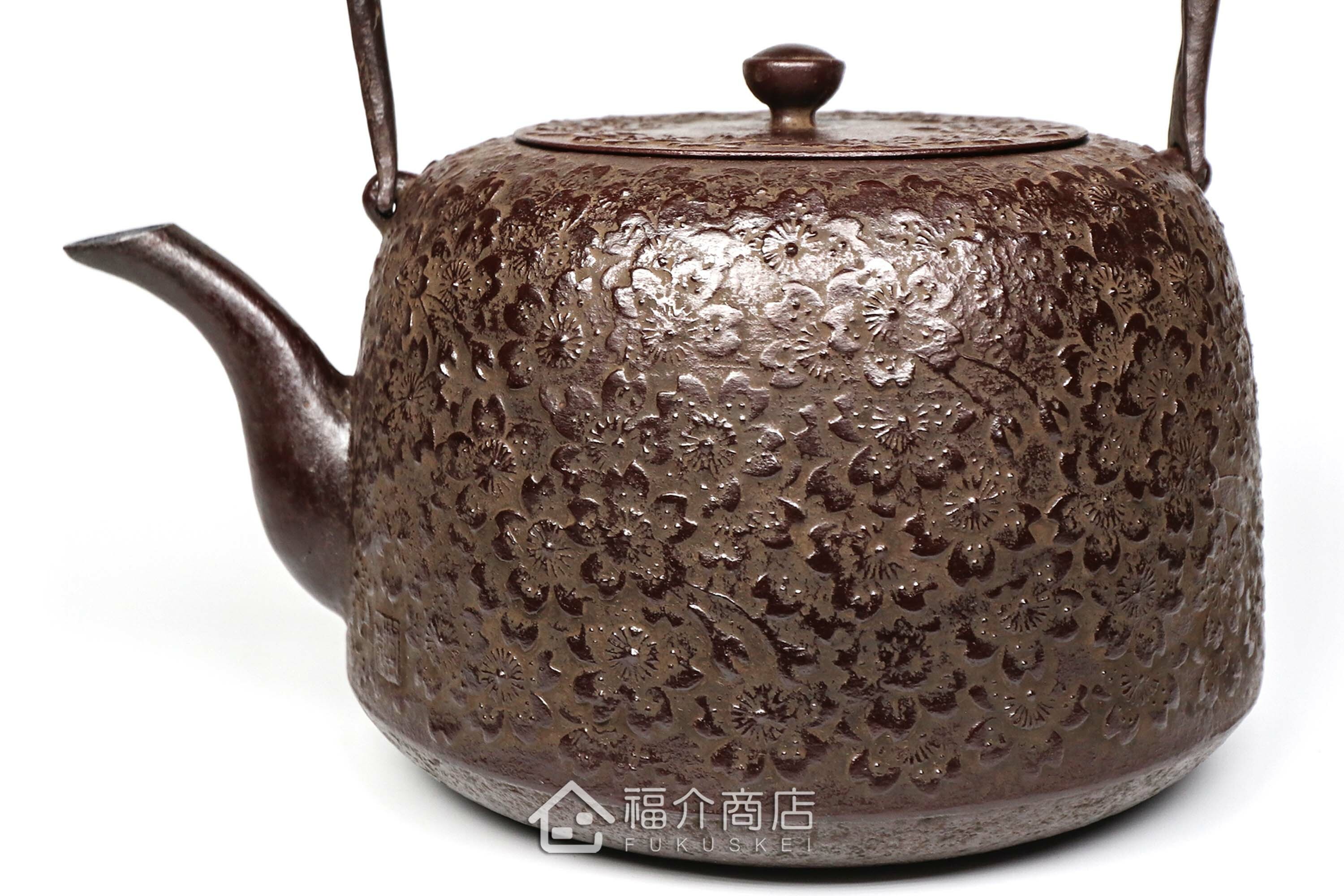 佐藤勝久所製作的日本鐵壺,壺身設計櫻花圖紋