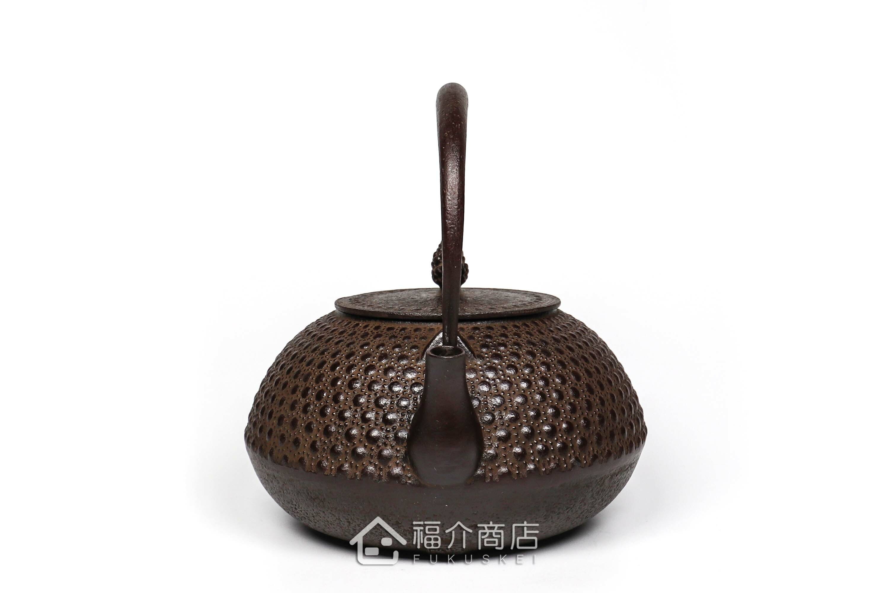 佐藤勝久所製作的日本鐵壺,壺身設計龜甲霰圖紋