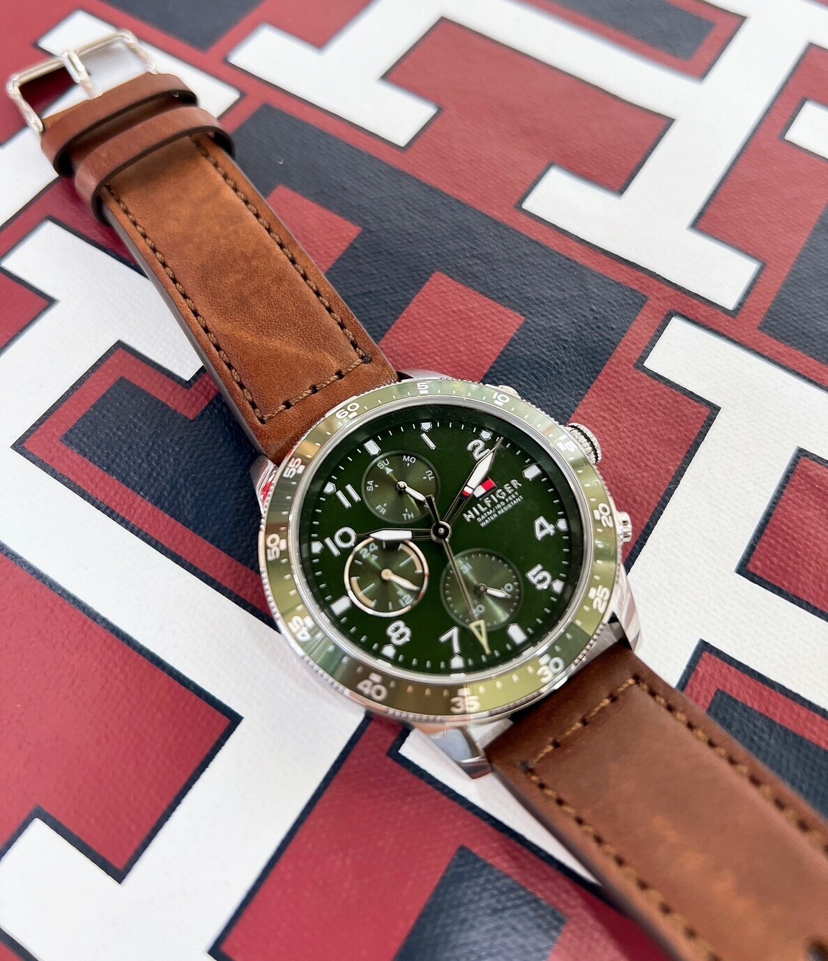 【Tommy Hilfiger】經典三眼男錶 1791948 44mm 現代鐘錶