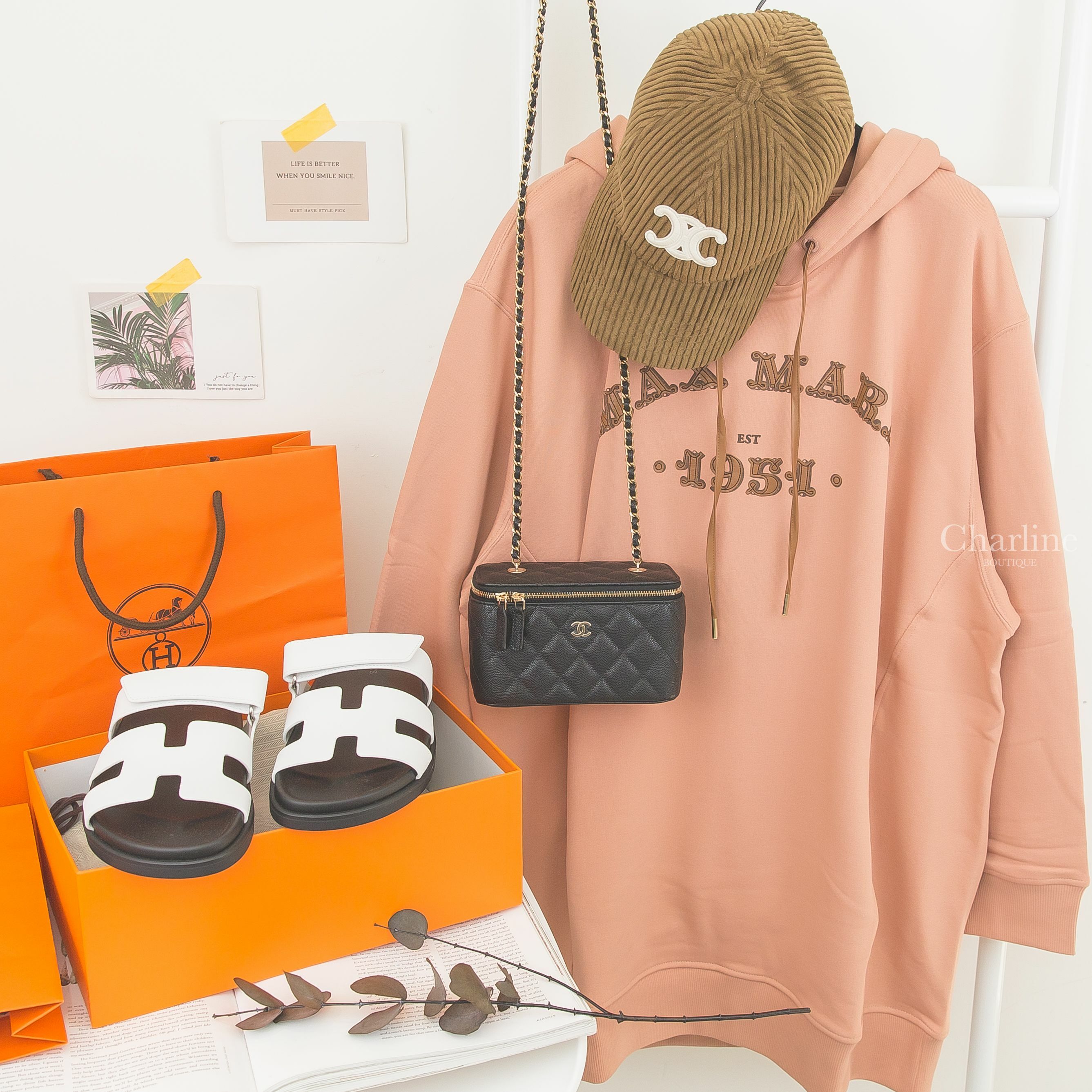 Chanel 黑色金CC金鍊荔枝菱格紋長方形帶鏡小型肩背化妝包,Hermès Sandal 白色小牛皮黑底魔鬼氈橡膠平底拖鞋,Celine 棕色白色刺繡凱旋門燈芯絨棒球帽-Charline Boutique 精品代購