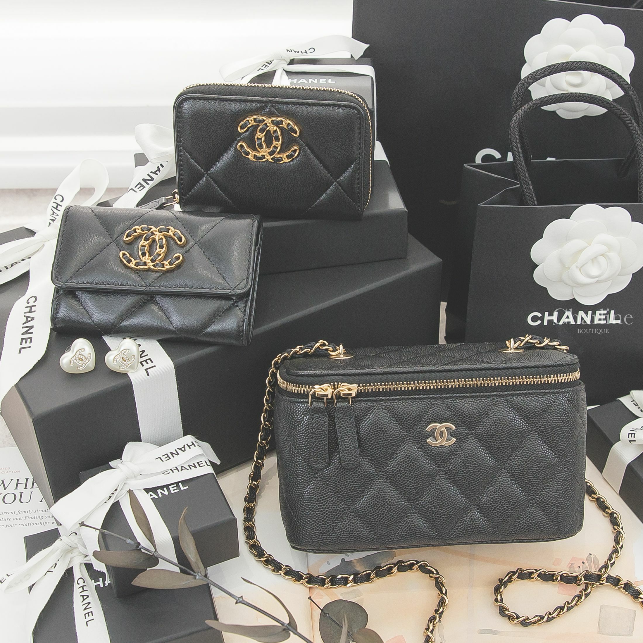 Chanel 黑色金CC金鍊荔枝菱格紋長方形帶鏡小型肩背化妝包,黑色金鍊帶CC酒紅內裡大菱格羊皮卡片拉鍊零錢夾,黑色金鍊帶CC大菱格羊皮前釦式零錢包,Earrings 金色水鑽CC白色愛心耳環-Charline Boutique 精品代購