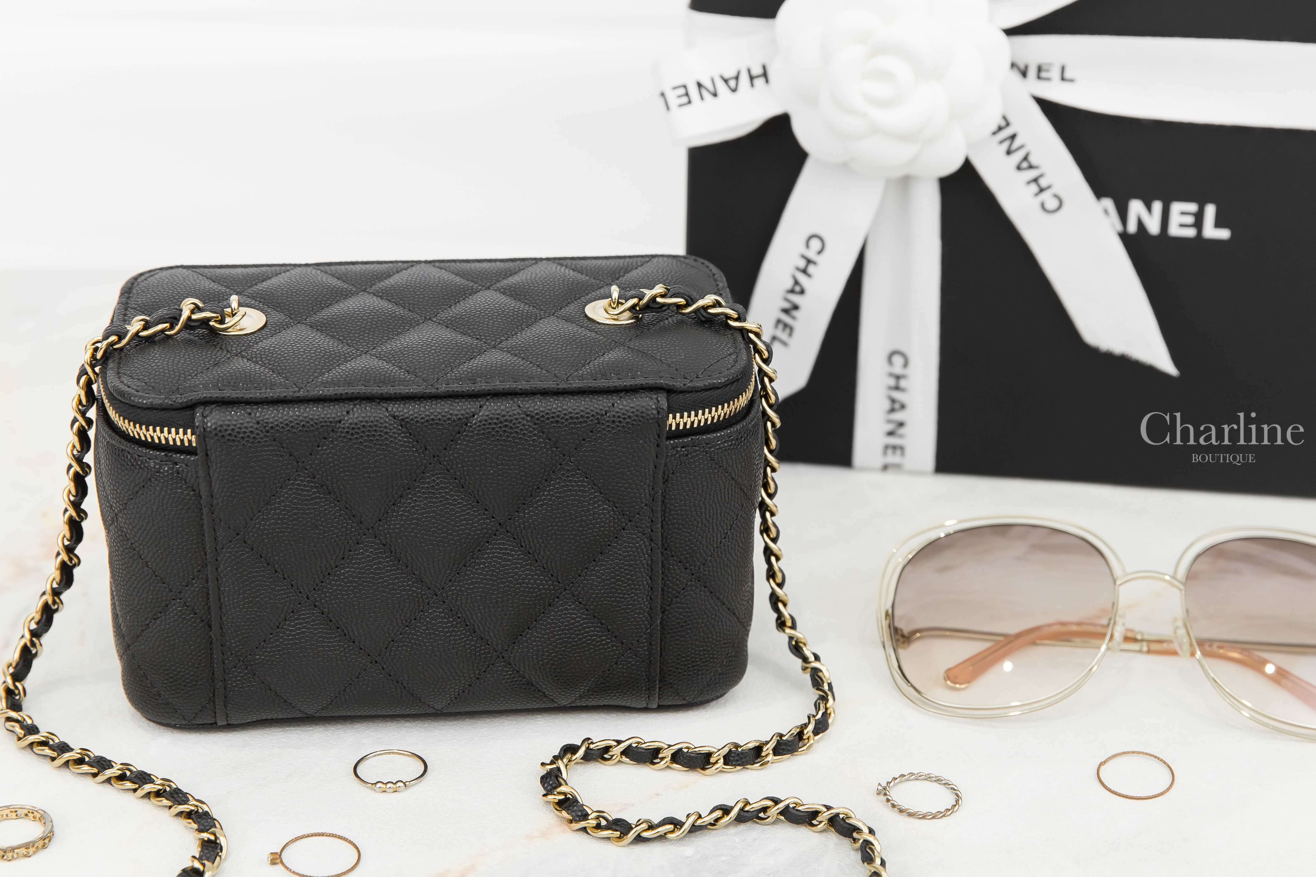 Chanel Small Vanity With Classic Chain 黑色金CC金鍊荔枝菱格紋長方形帶鏡小型肩背化妝包-Charline Boutique 精品代購