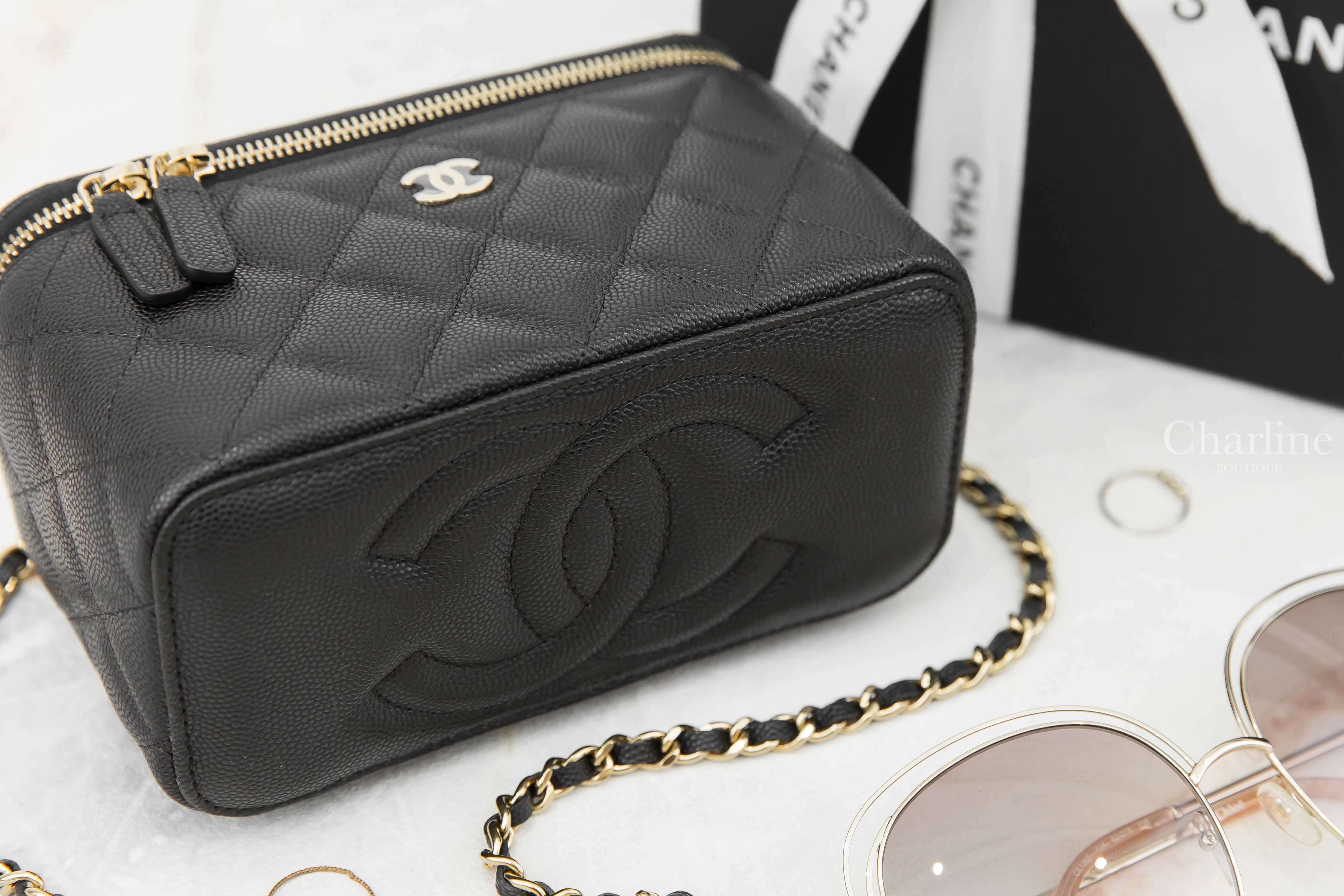 Chanel Small Vanity With Classic Chain 黑色金CC金鍊荔枝菱格紋長方形帶鏡小型肩背化妝包-Charline Boutique 精品代購