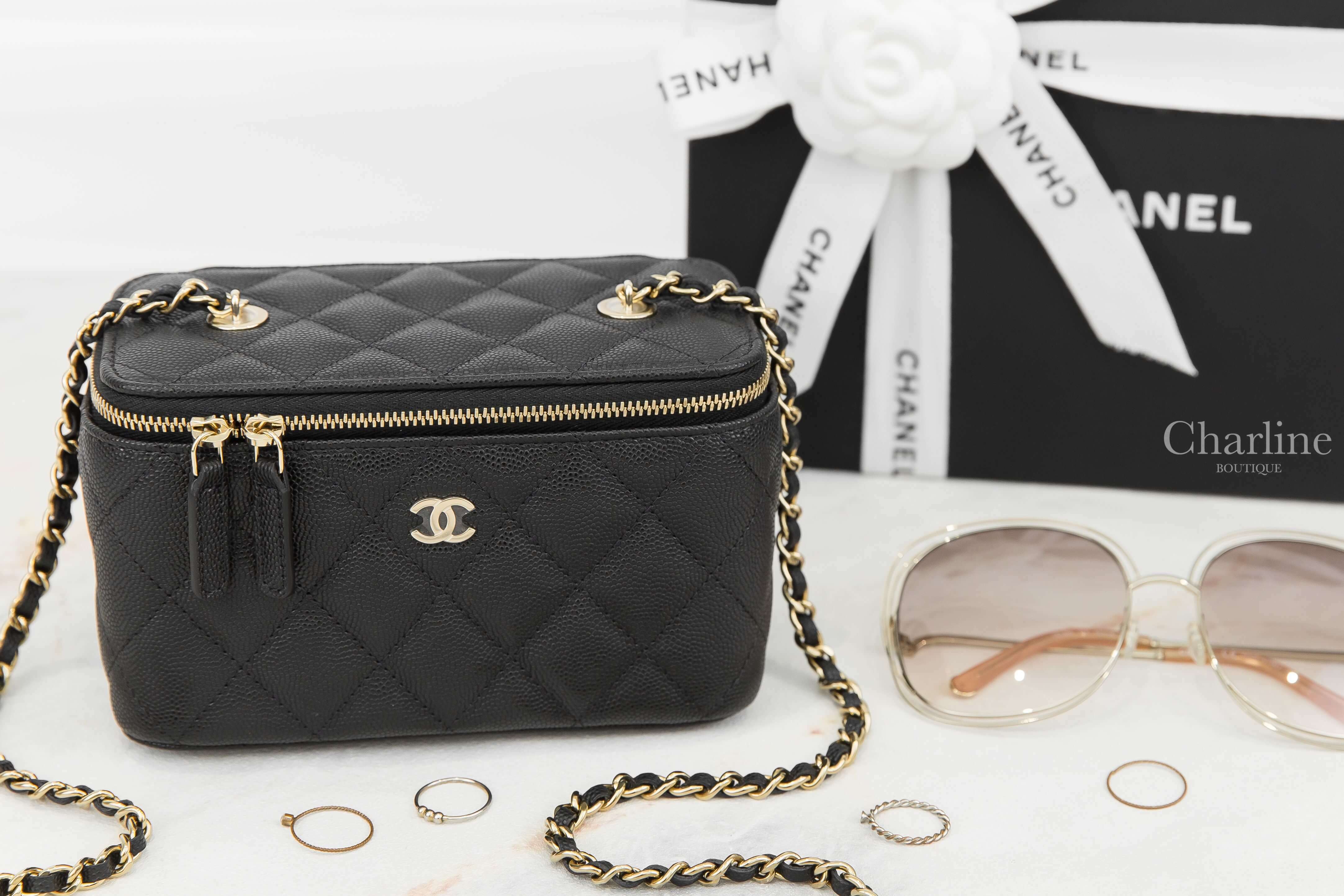 Chanel Small Vanity With Classic Chain 黑色金CC金鍊荔枝菱格紋長方形帶鏡小型肩背化妝包-Charline Boutique 精品代購