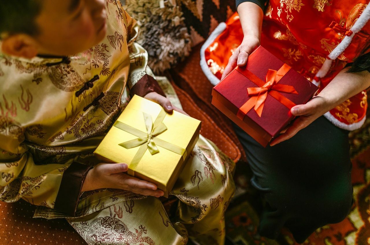 挑選年節禮盒時應盡量選擇喜氣紅色或金色。