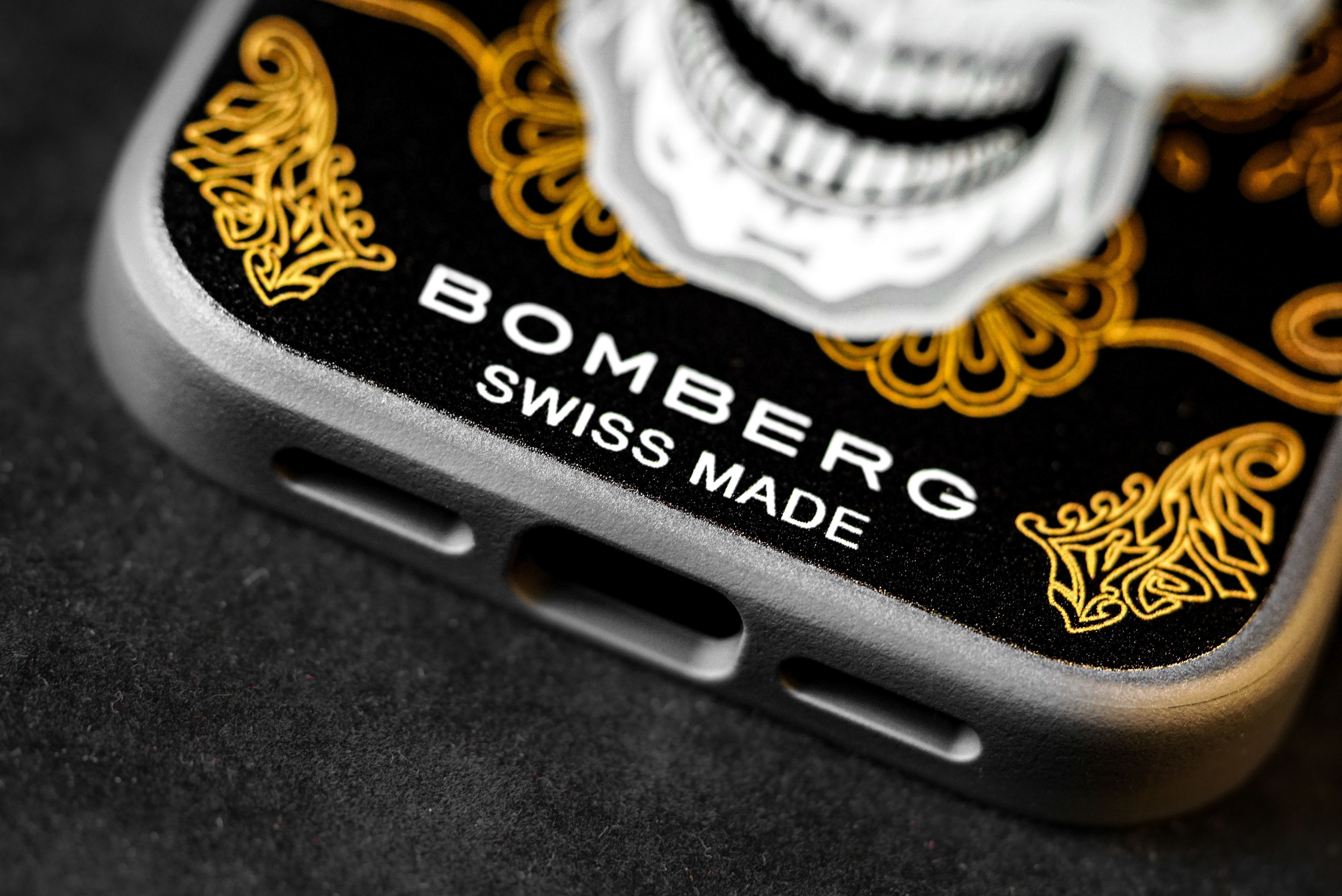 BOMBERG 骷髏雕花圖騰 iPhone 14 Pro 手機殼