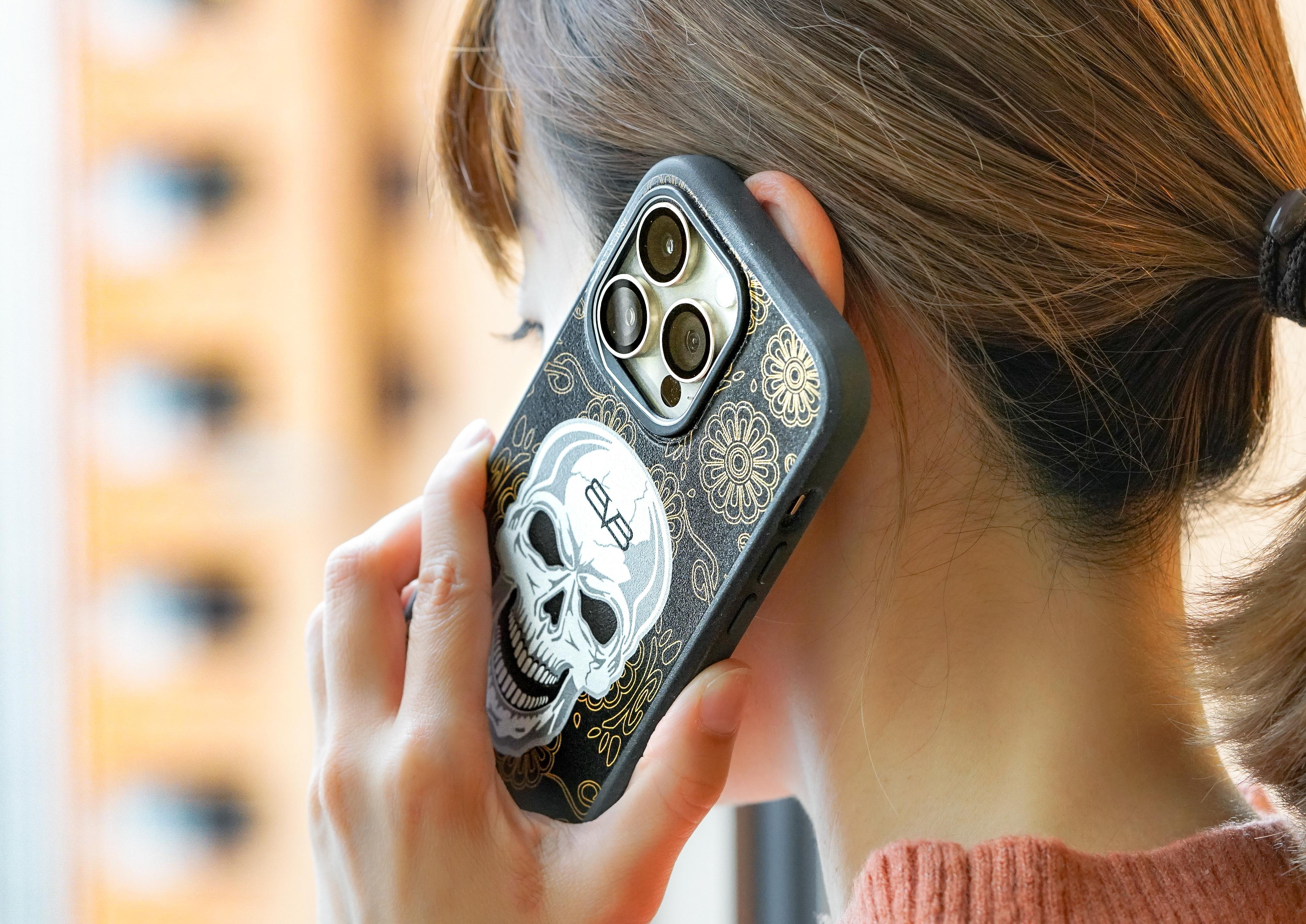 BOMBERG 骷髏雕花圖騰 iPhone 14 Pro 手機殼