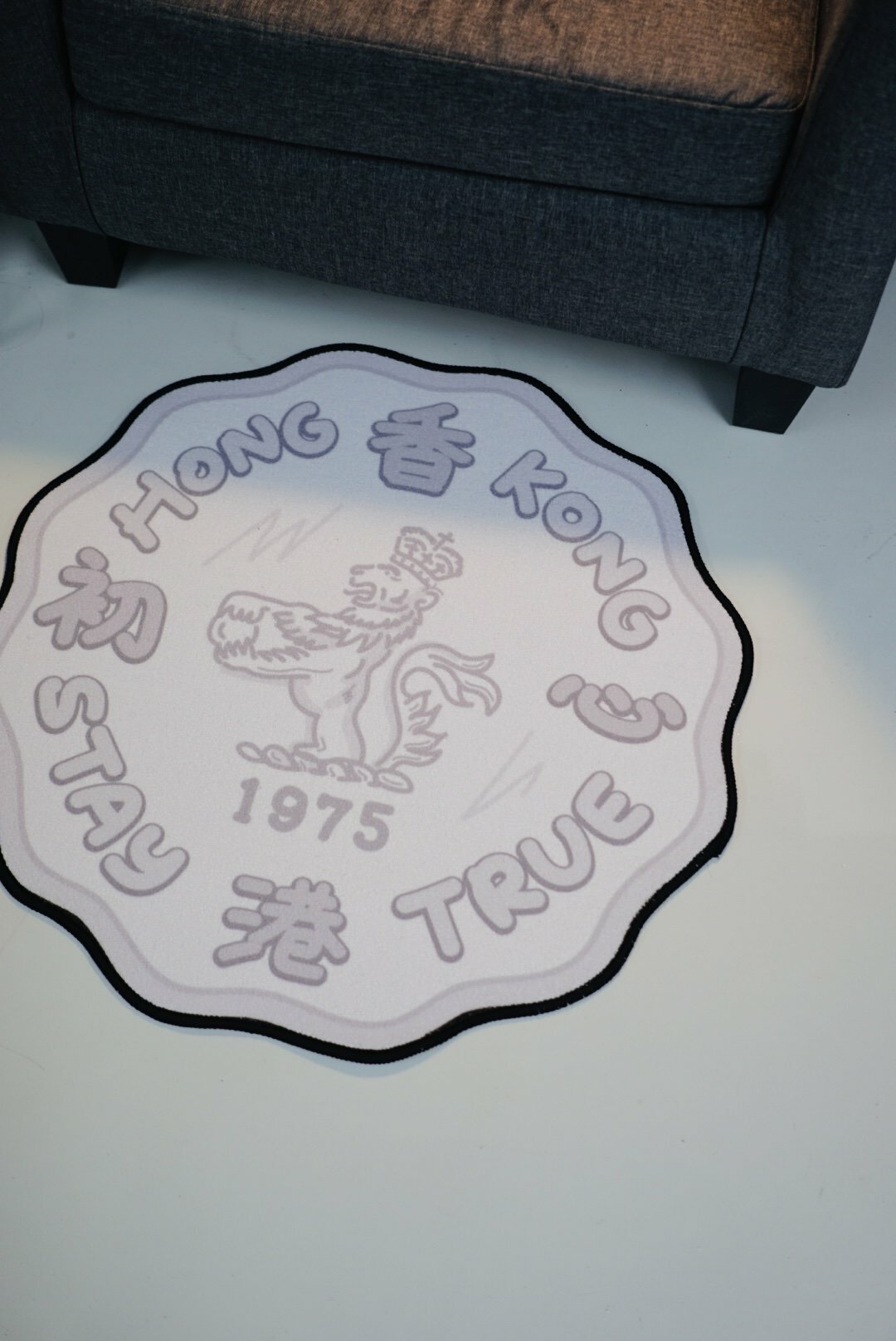 勇士工坊 THE WARRIOR STUDIO 復刻二元地毯 HKD2 Dollars Carpet| 經典兩蚊造型| 點綴家居之選| 香港原創