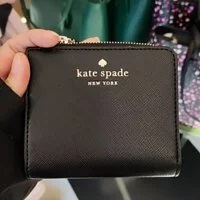 [S] KATE SPADE K9348 SMALL L-ZIP BIFOLD SAFFIANO PVC WALLET,BLACK, 196021186776 (SKS422)
