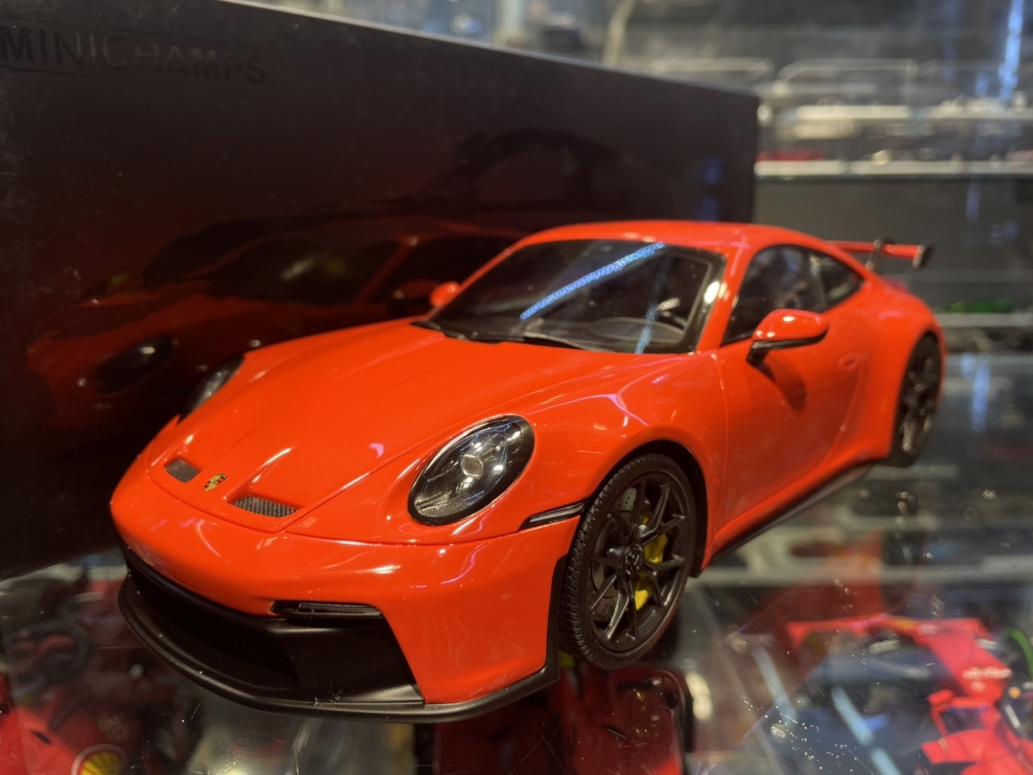 MINICHAMPS 117069000 Porsche 992 GT3 2021 Orange 1/18