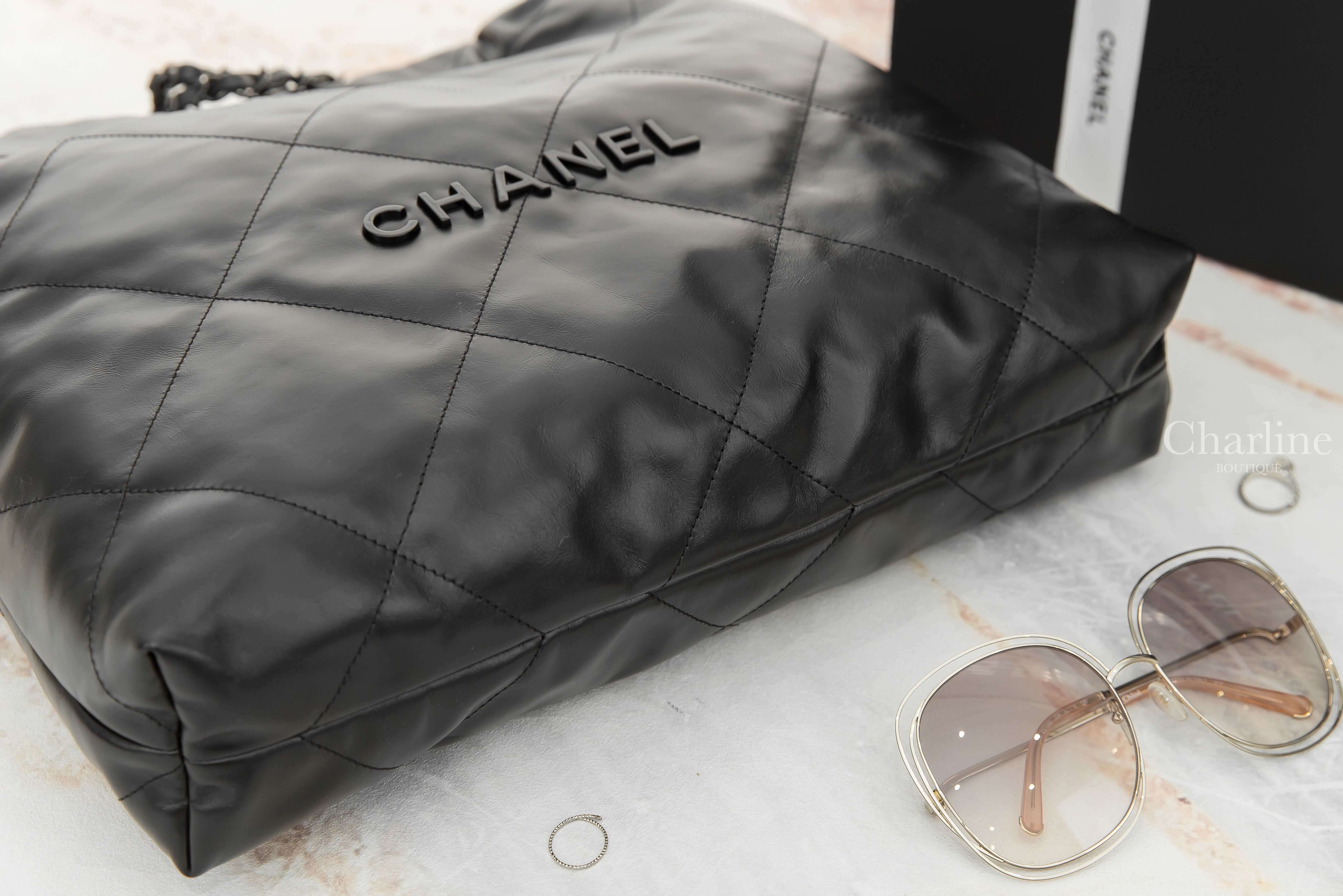 Chanel Chanel 22 Handbag 黑色黑字徽章鍊帶中型牛皮大菱格紋肩背包-Charline Boutique 精品代購
