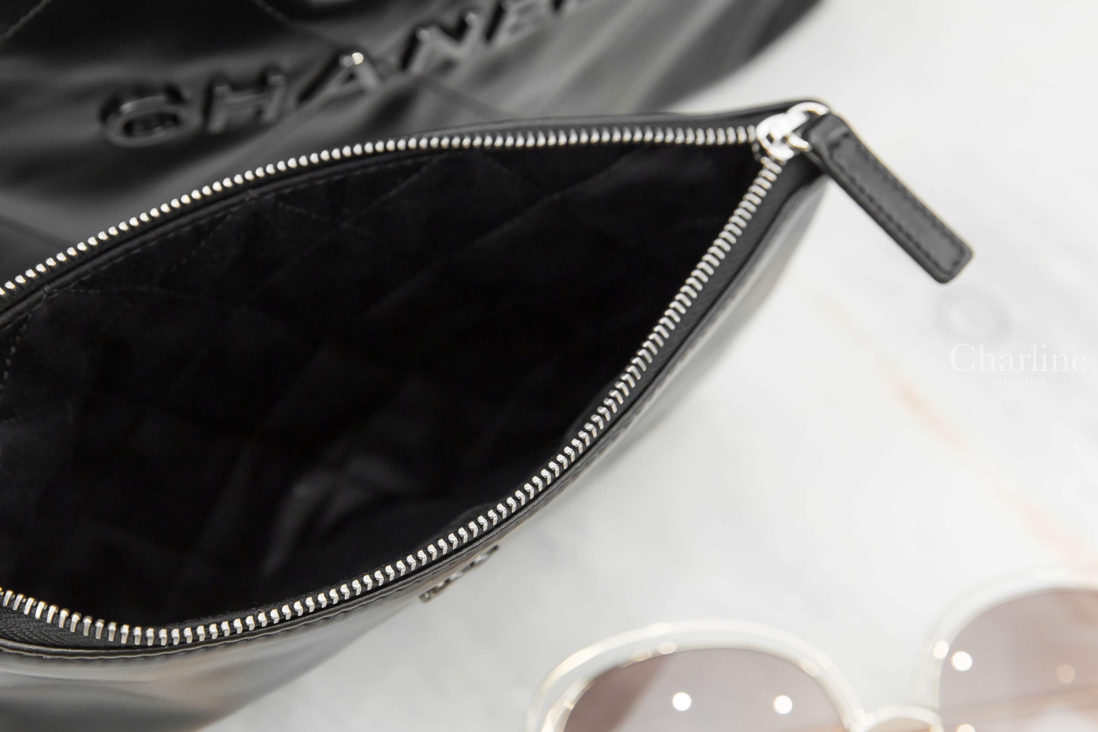 Chanel Chanel 22 Handbag 黑色黑字徽章鍊帶中型牛皮大菱格紋肩背包-Charline Boutique 精品代購