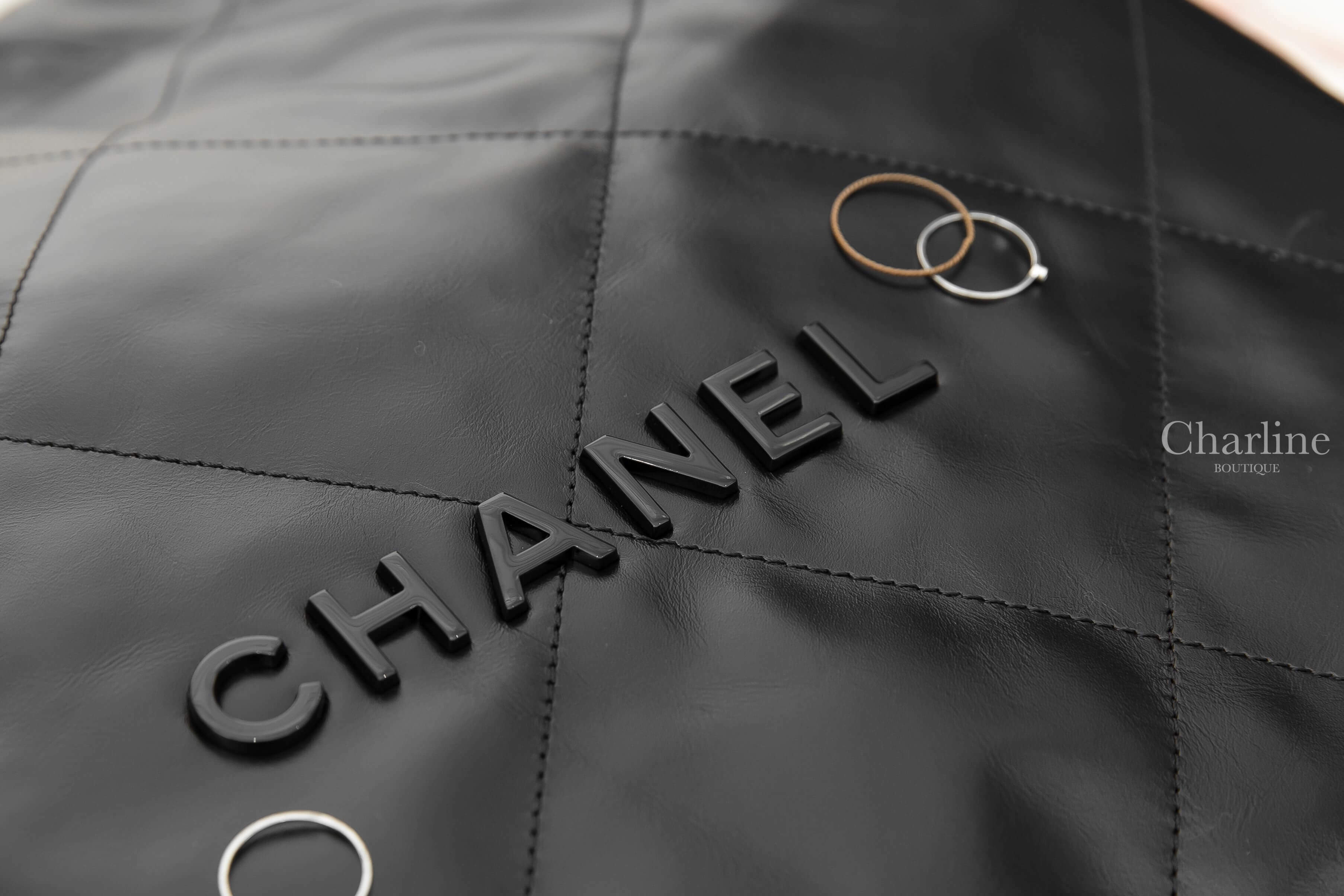 Chanel Chanel 22 Handbag 黑色黑字徽章鍊帶中型小牛皮大菱格紋肩背包