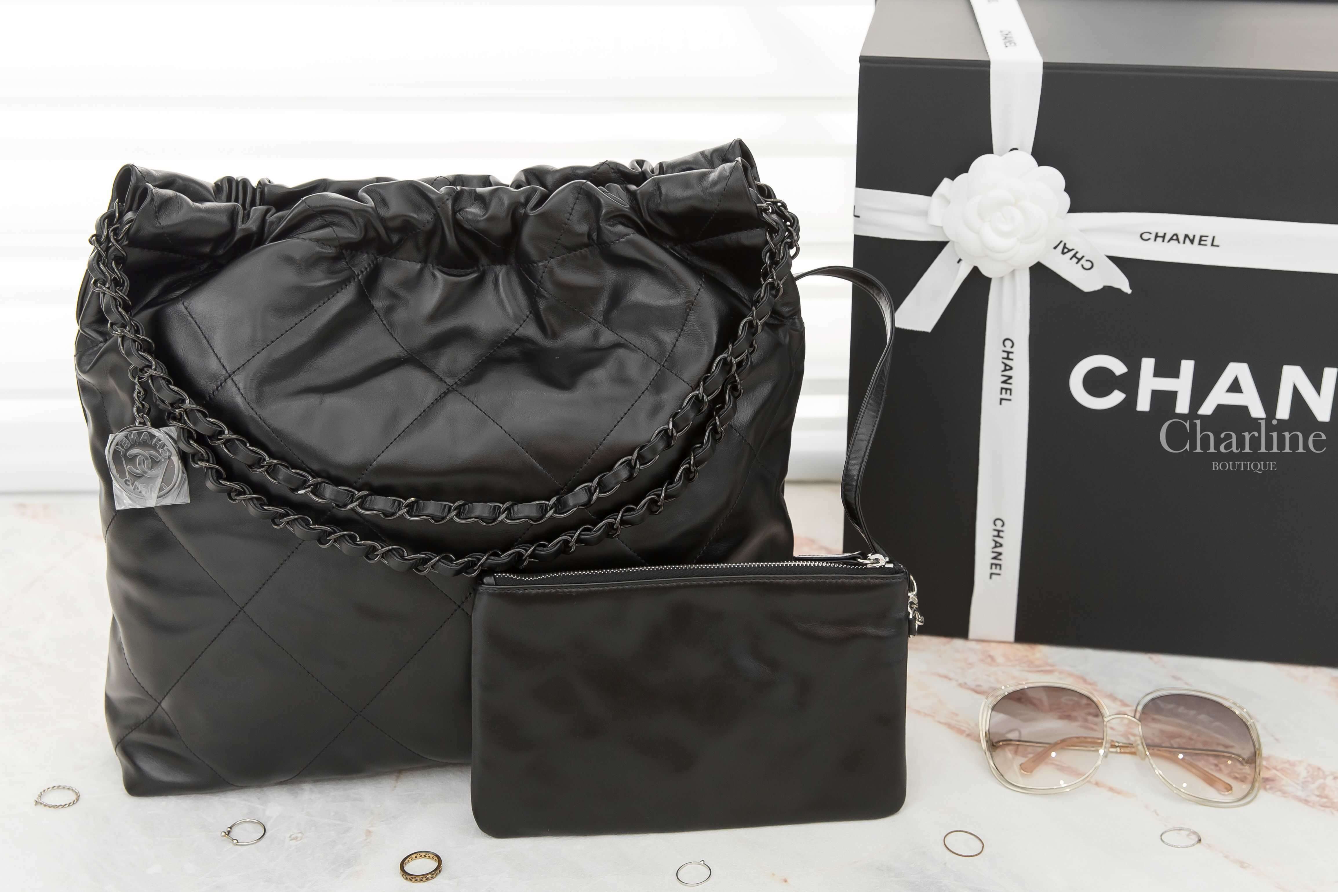Chanel Chanel 22 Handbag 黑色黑字徽章鍊帶中型牛皮大菱格紋肩背包-Charline Boutique 精品代購
