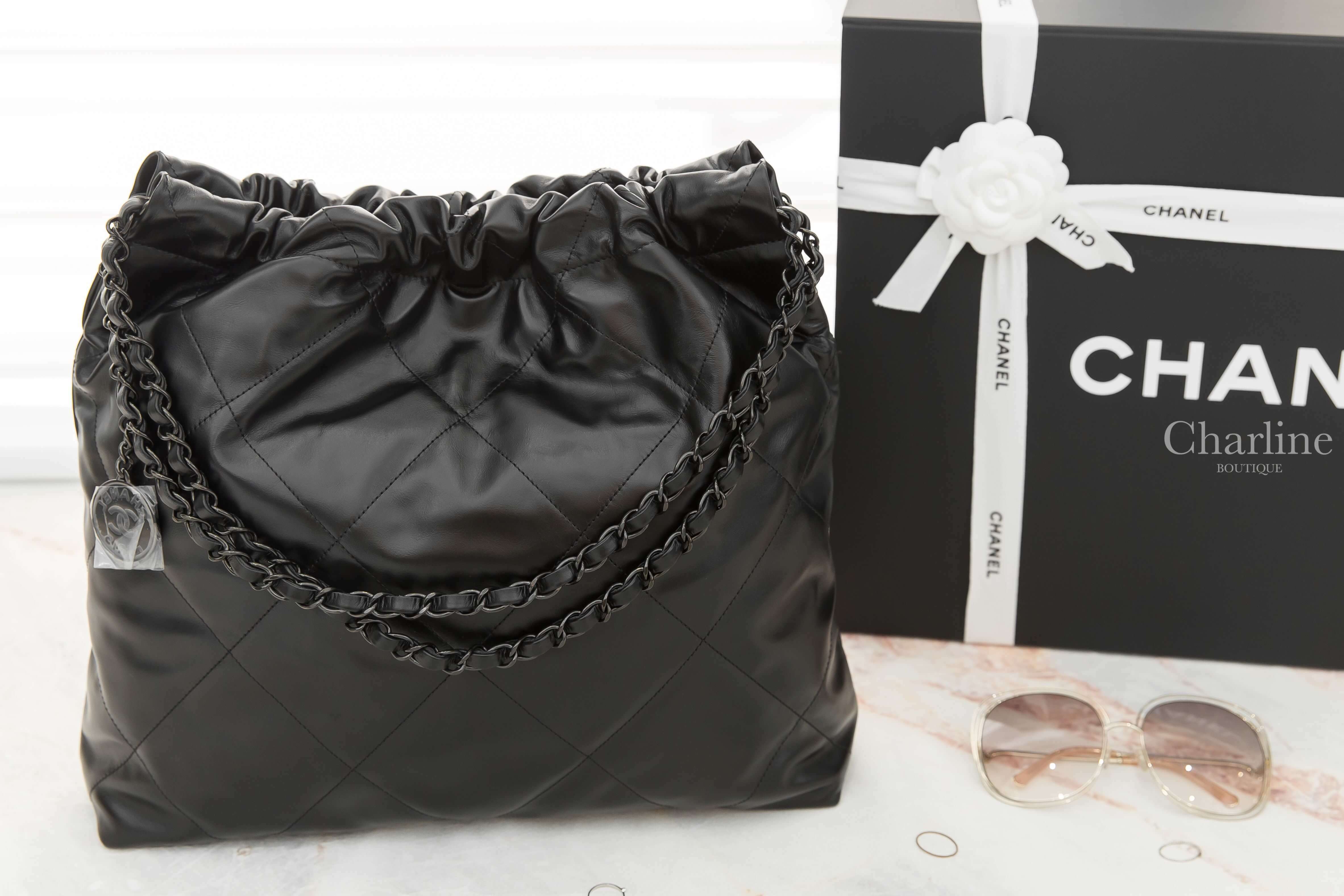 Chanel Chanel 22 Handbag 黑色黑字徽章鍊帶中型牛皮大菱格紋肩背包-Charline Boutique 精品代購