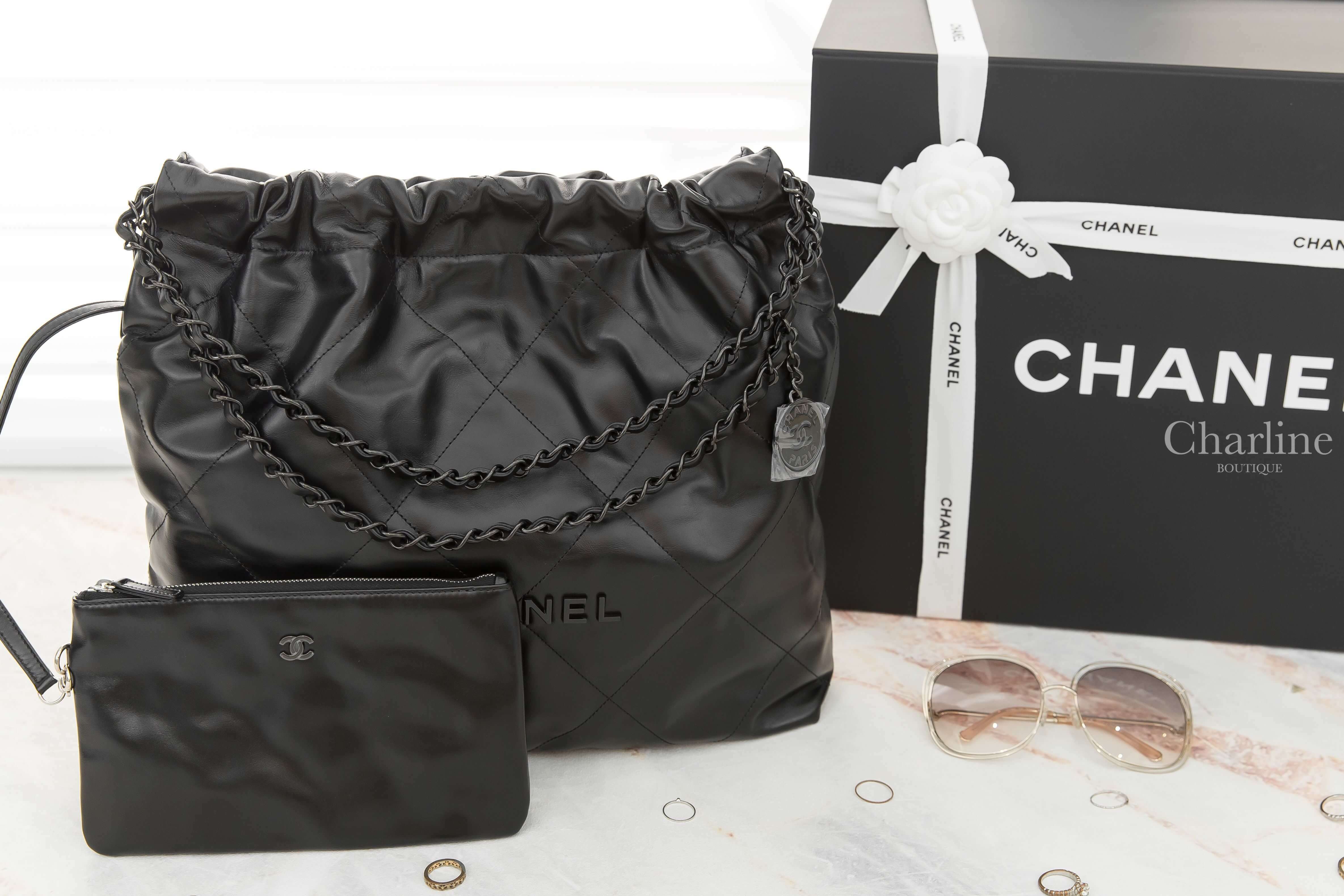 Chanel Chanel 22 Handbag 黑色黑字徽章鍊帶中型牛皮大菱格紋肩背包-Charline Boutique 精品代購