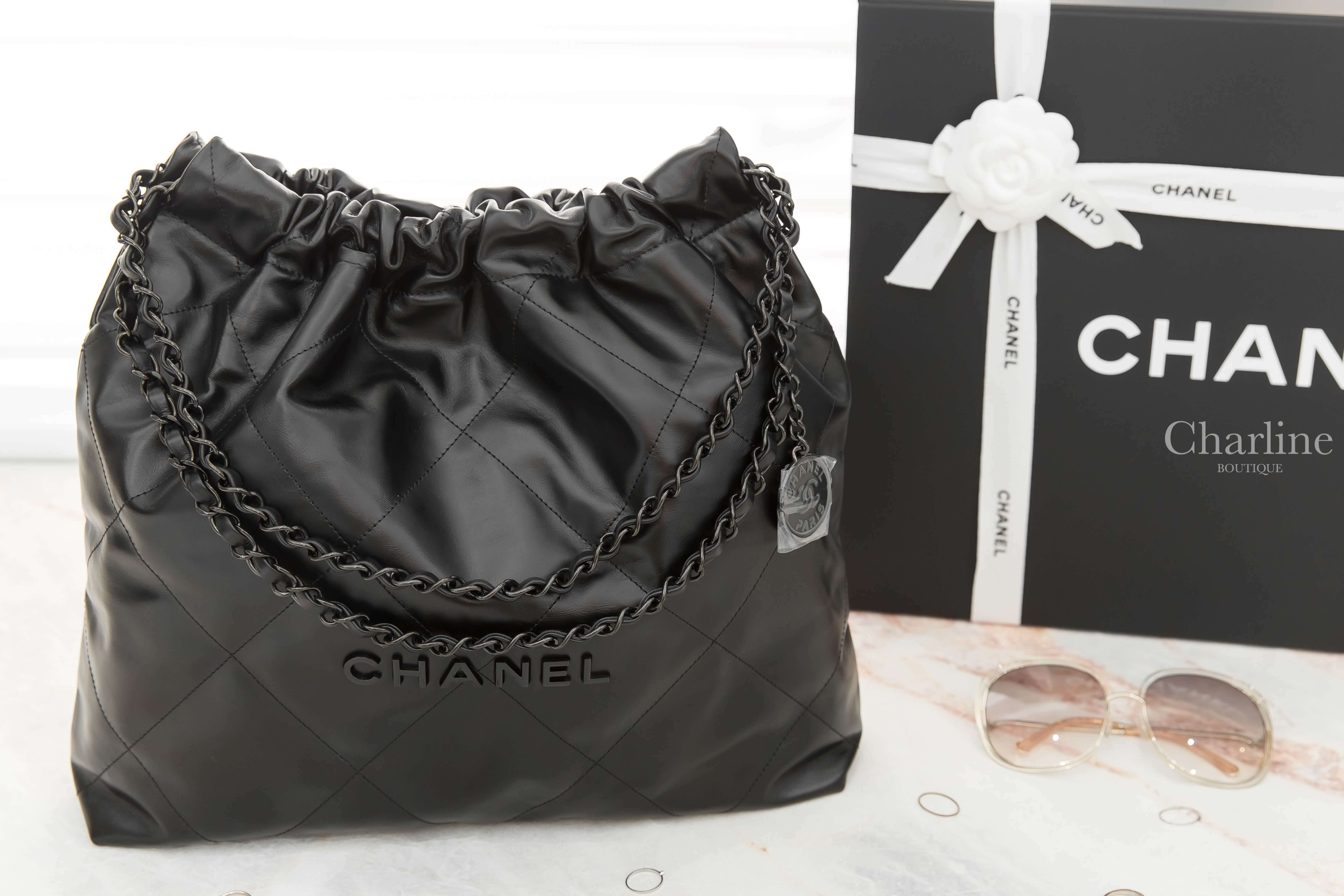 Chanel Chanel 22 Handbag 黑色黑字徽章鍊帶中型小牛皮大菱格紋肩背包
