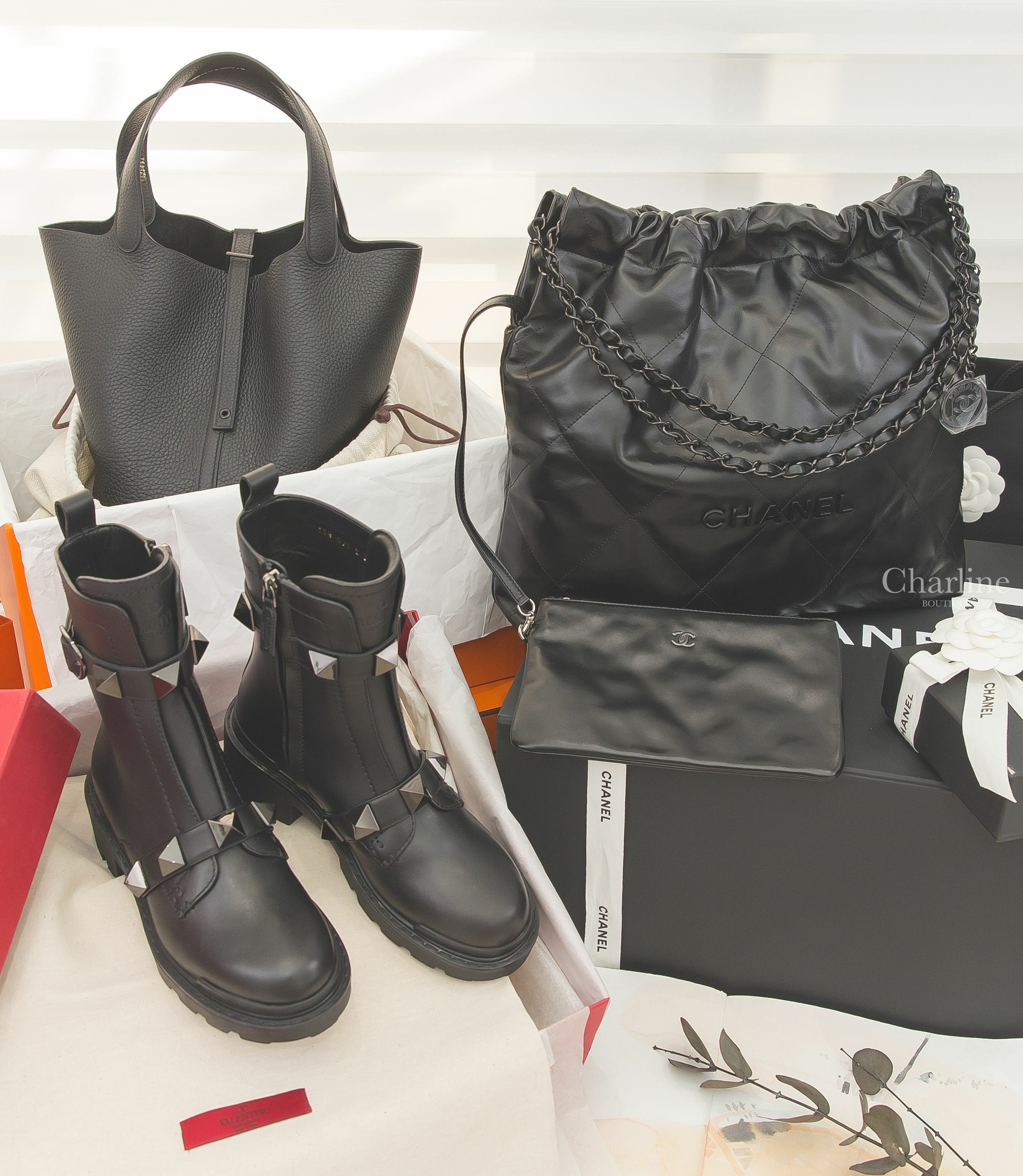 Chanel 22 Handbag 黑色黑字徽章鍊帶中型牛皮大菱格紋肩背包,Hermès Picotin 22cm 89 Noir Monochrome TC U刻黑色黑釦中型提把水桶包-Charline Boutique 精品代購