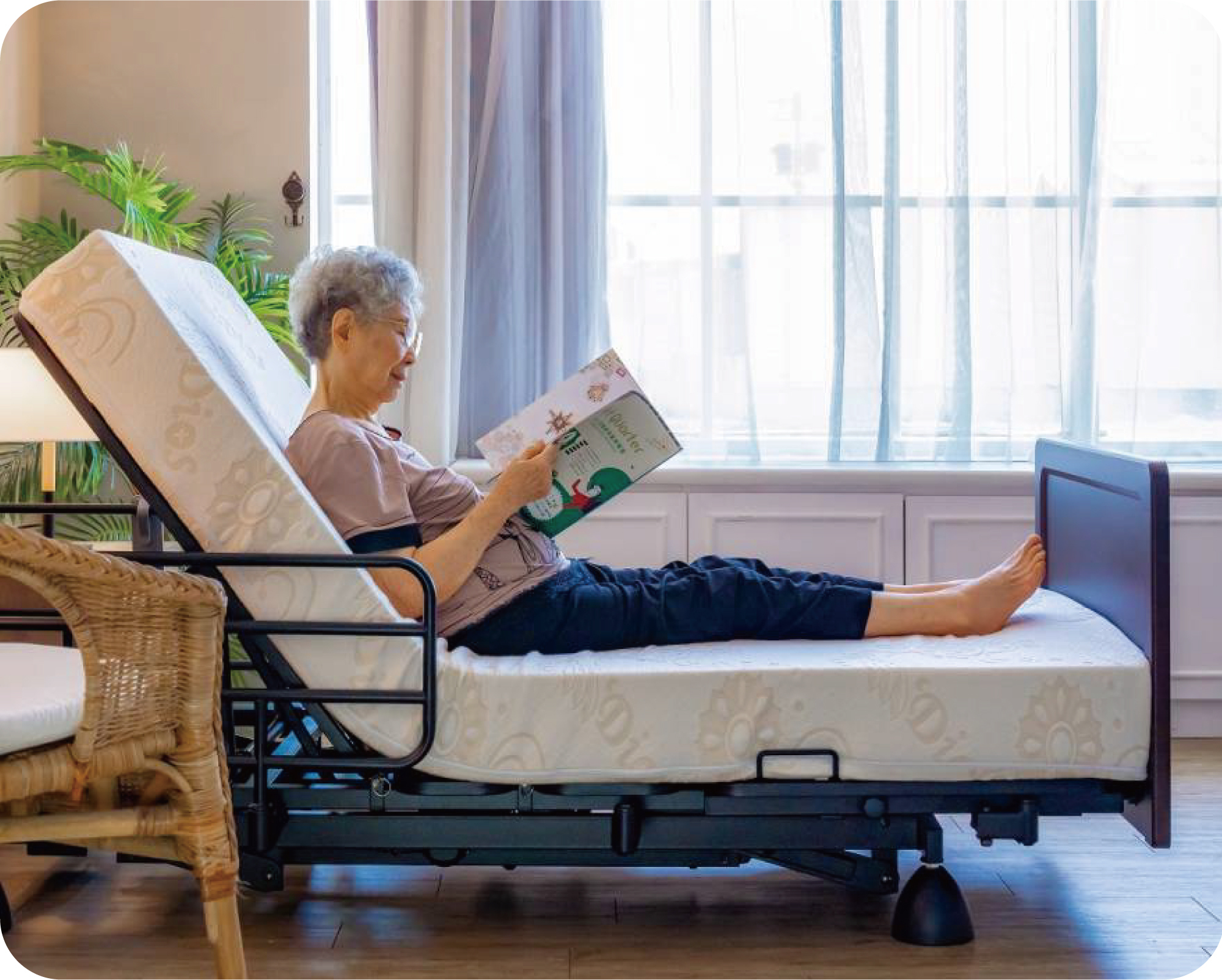 長輩躺在居家三馬達照護床上