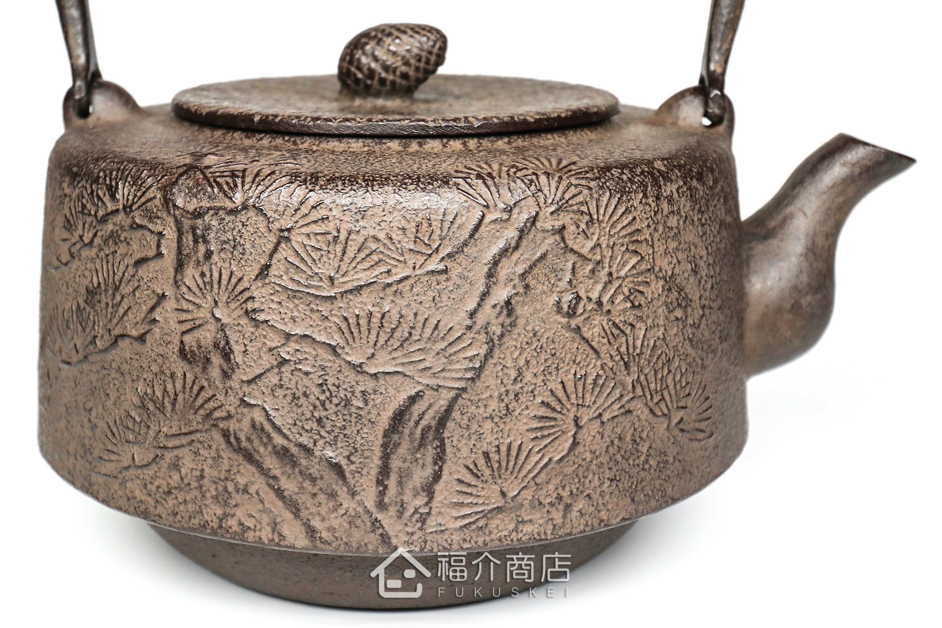 岩戶賢一郎所製作的日本鐵壺,壺身設計松樹圖紋