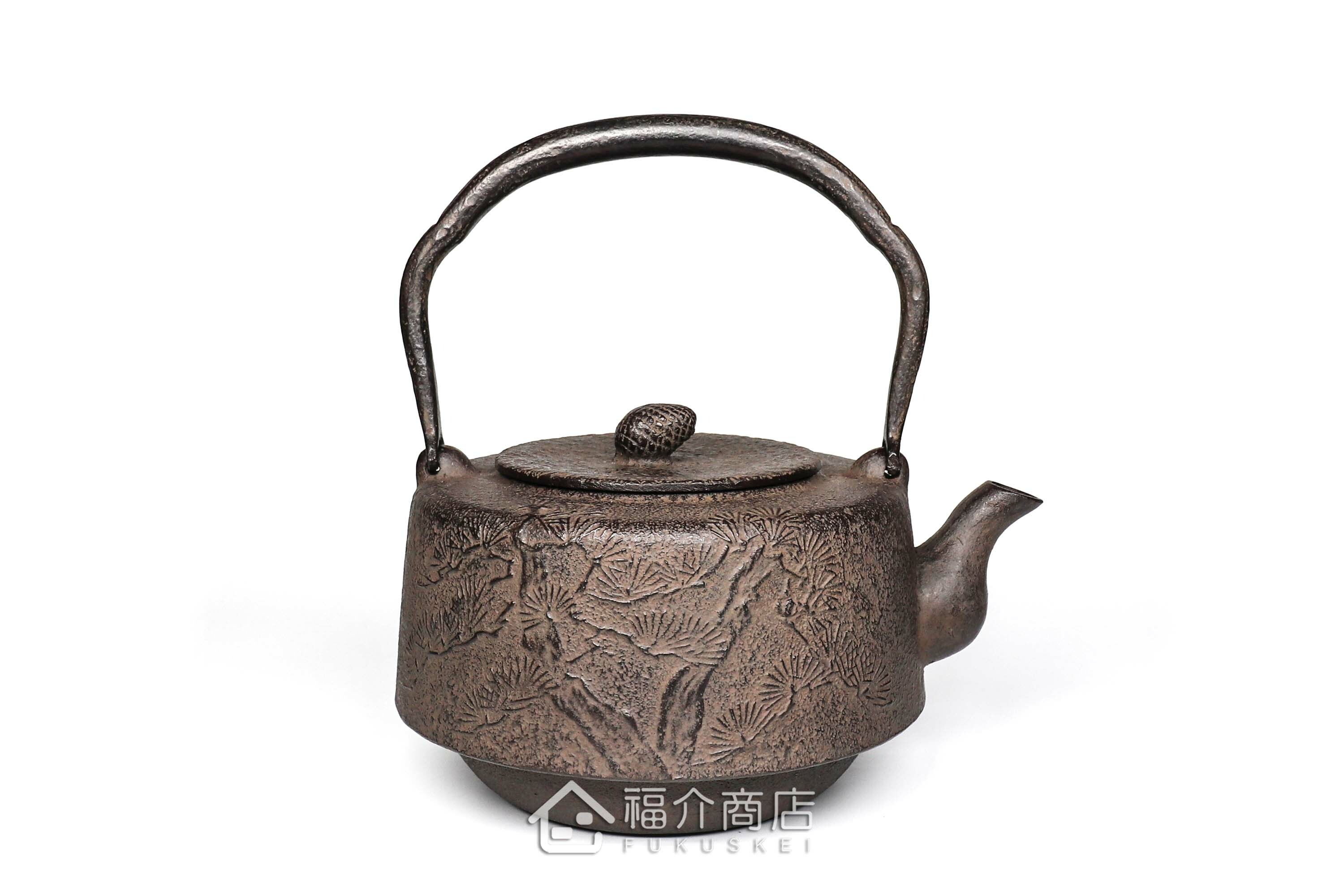 岩戶賢一郎所製作的日本鐵壺,壺身設計松樹圖紋