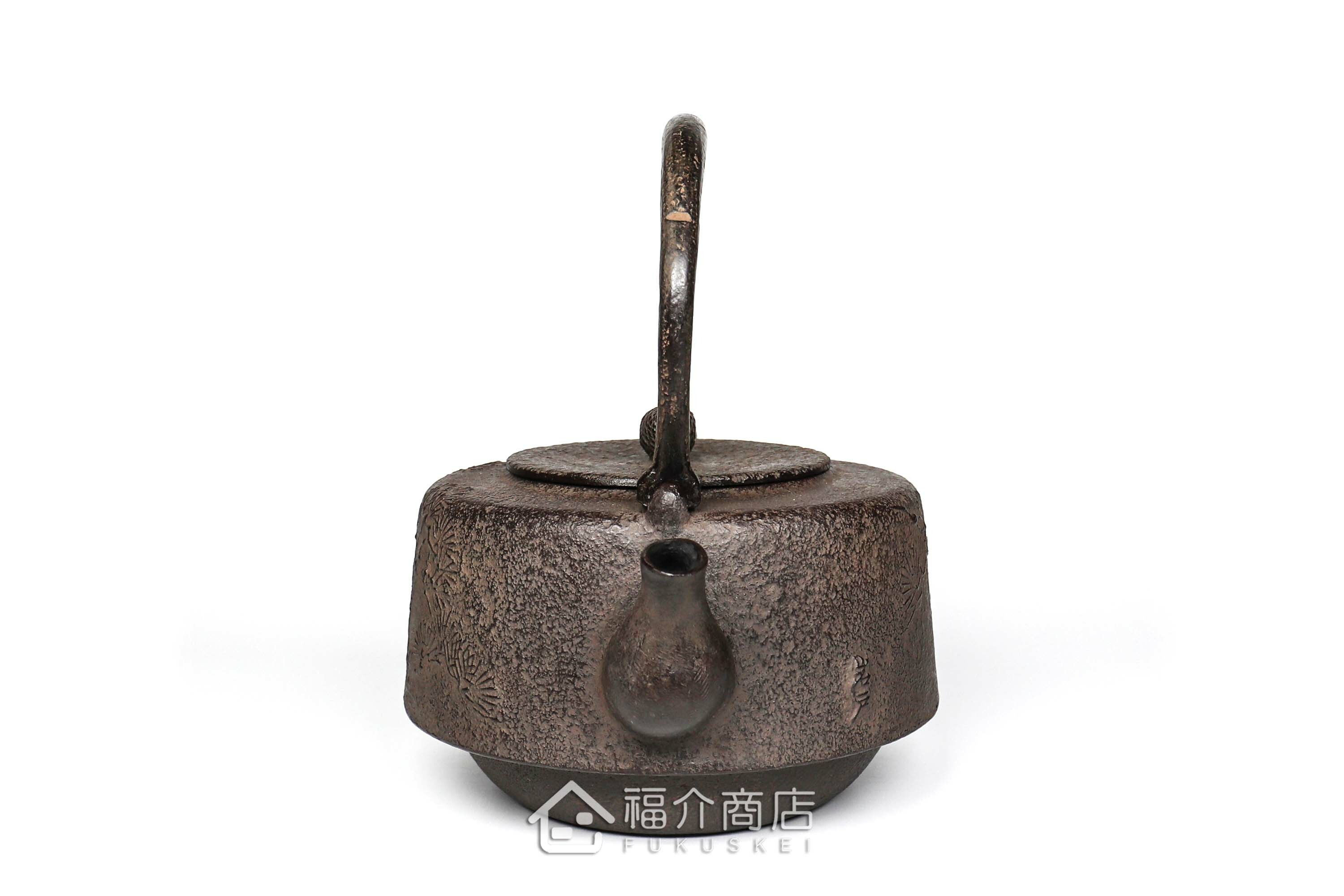 岩戶賢一郎所製作的日本鐵壺,壺身設計松樹圖紋