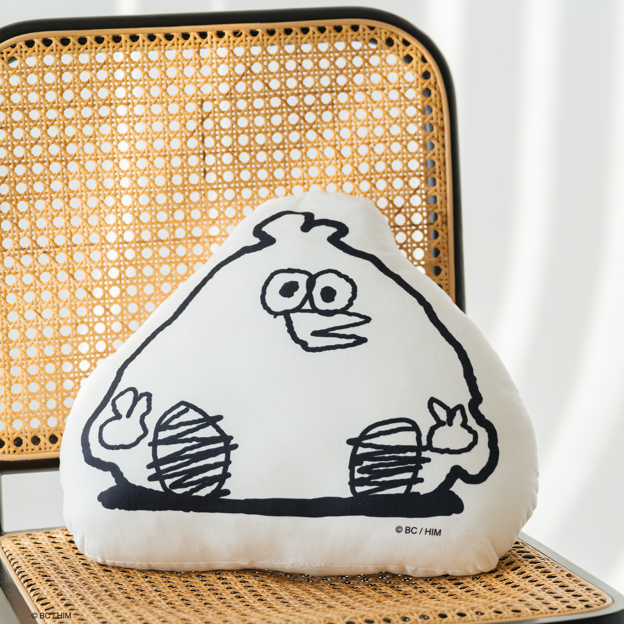 (獨家款)【奧樂雞x慢慢挑-左手畫的雞靠腰抱枕】正面右手畫，反面左手畫，不同圖案