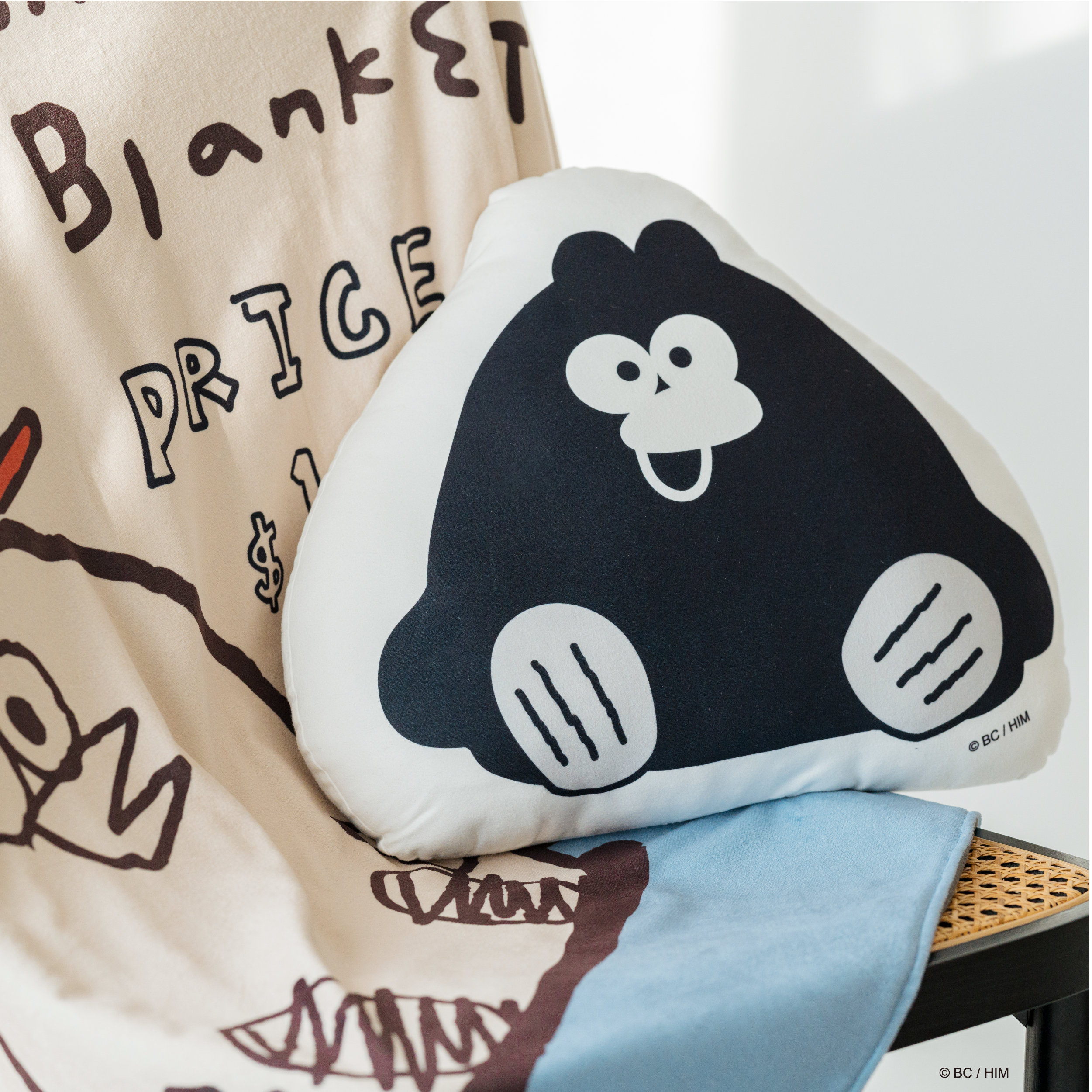 (獨家款)【奧樂雞x慢慢挑-左手畫的雞靠腰抱枕】正面右手畫，反面左手畫，不同圖案