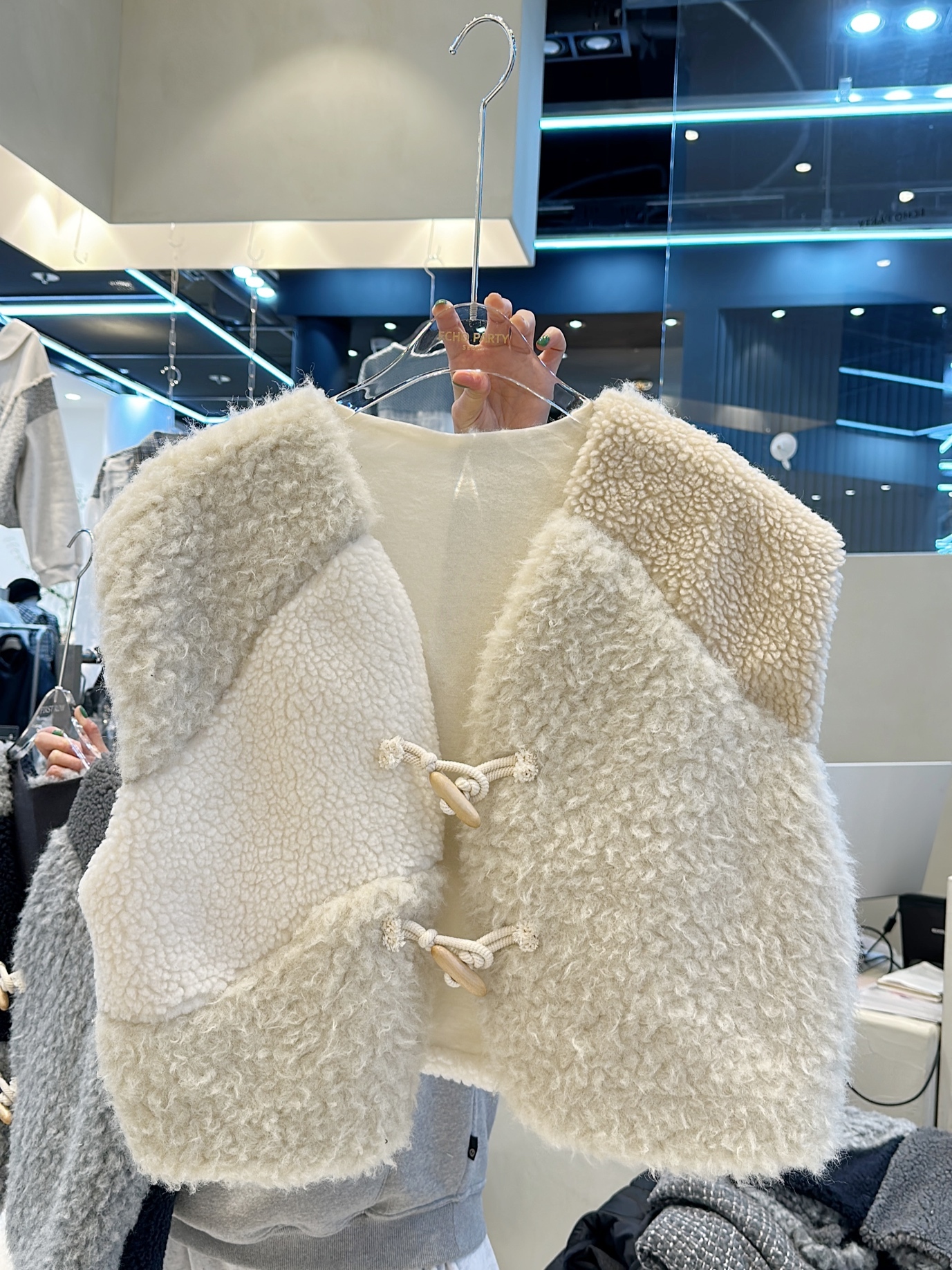 拼色毛毛牛角鈕背心