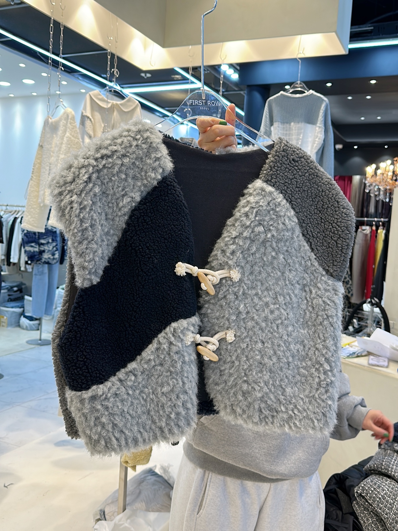 拼色毛毛牛角鈕背心