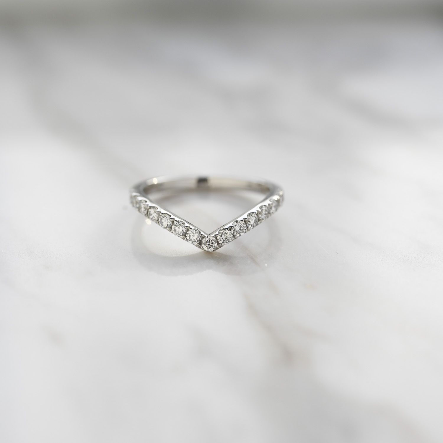 18K V shape 2.0mm Diamond Ring