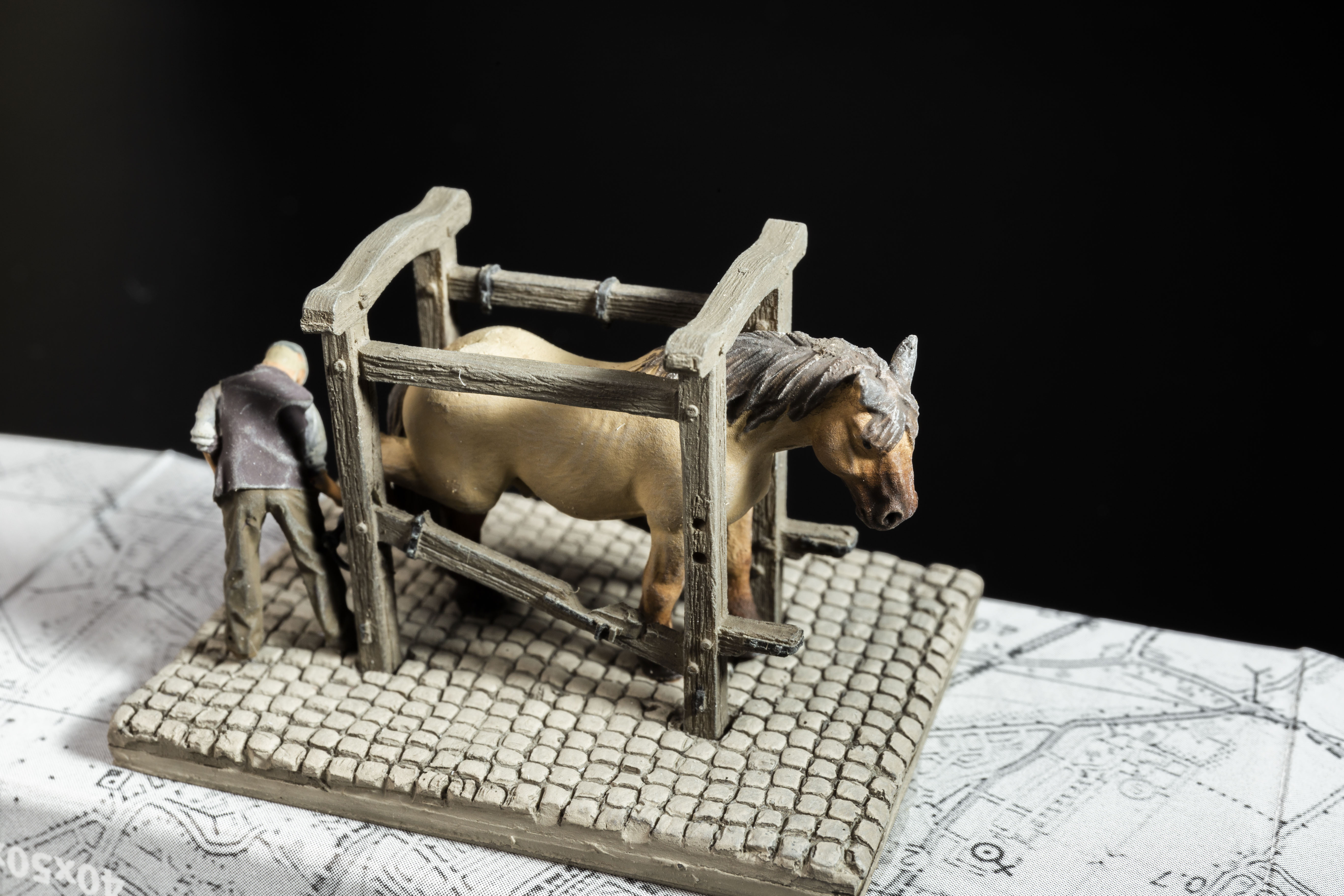 Artitec 387.431 HO規 Shoeing stock horse and farrier 鞋架 馬和蹄鐵匠