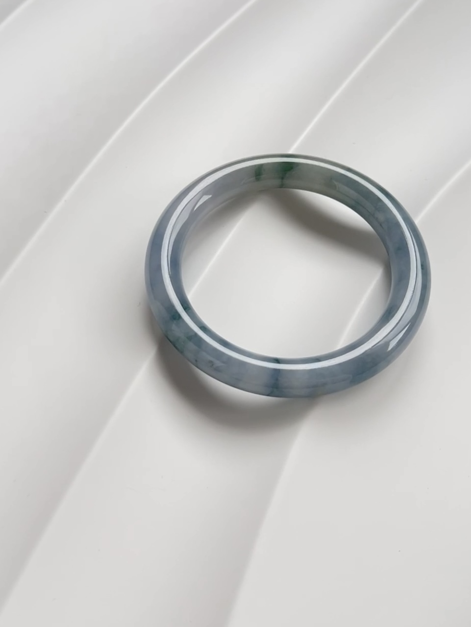 藍紫底飄花圓骨鐲