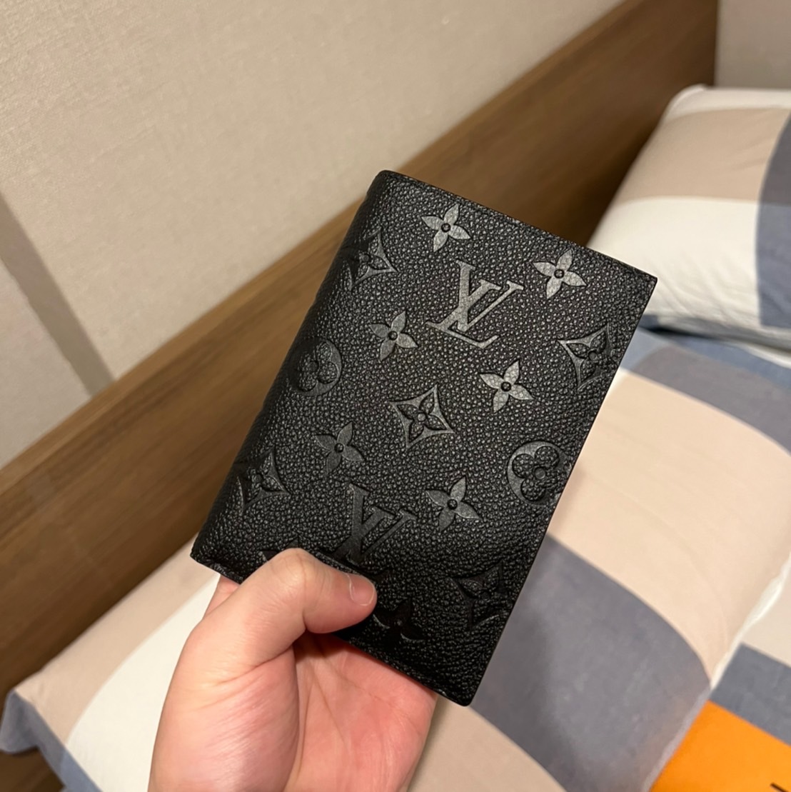 LOUIS VUITTON  護照套 小牛皮 壓花 限量 M63914 現貨