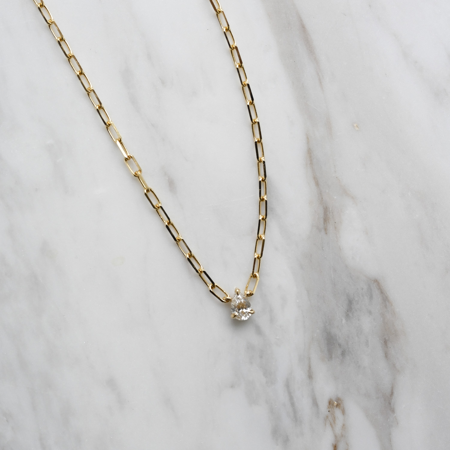 18K 0.20ct Pear Shape with Mini Block Chain