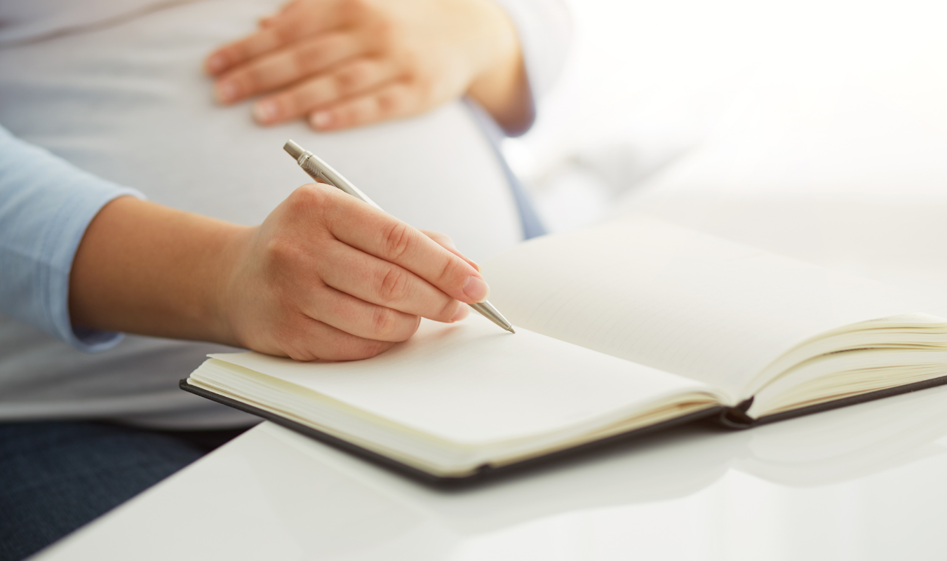 一個孕婦正在將心情寫入日記｜逗DOLL SPA孕婦按摩