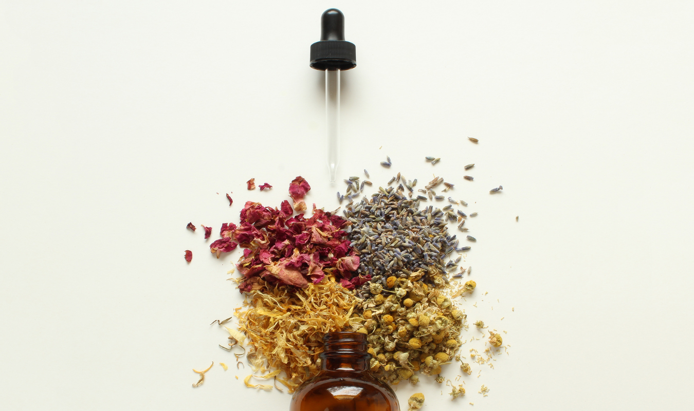 一個打開的精油瓶與乾燥花｜逗DOLL SPA精油
