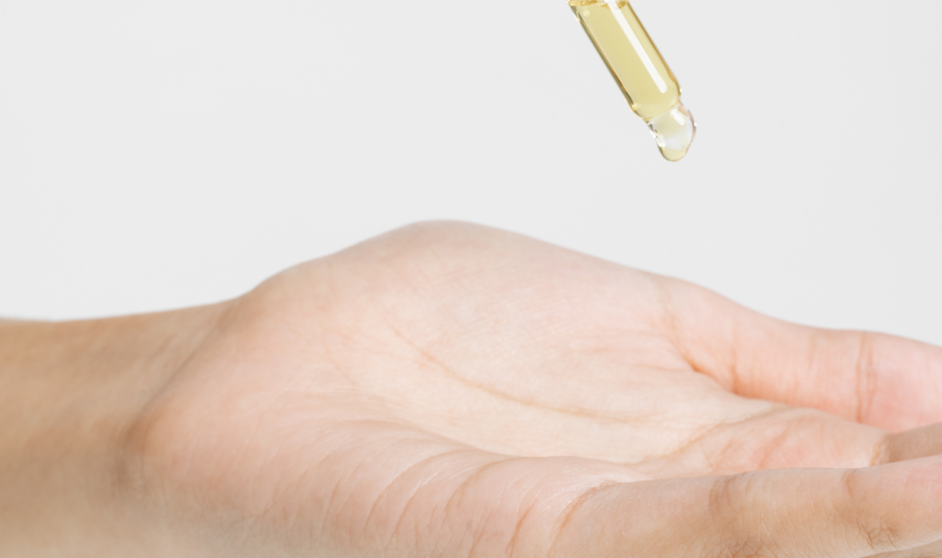 將精油滴在手心的畫面｜逗DOLL SPA精油