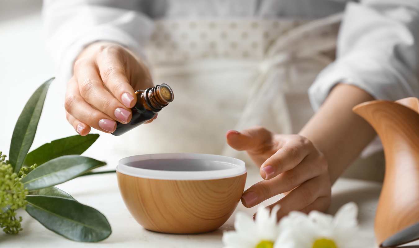 將精油滴在裝了熱水的碗中的畫面｜逗DOLL SPA精油