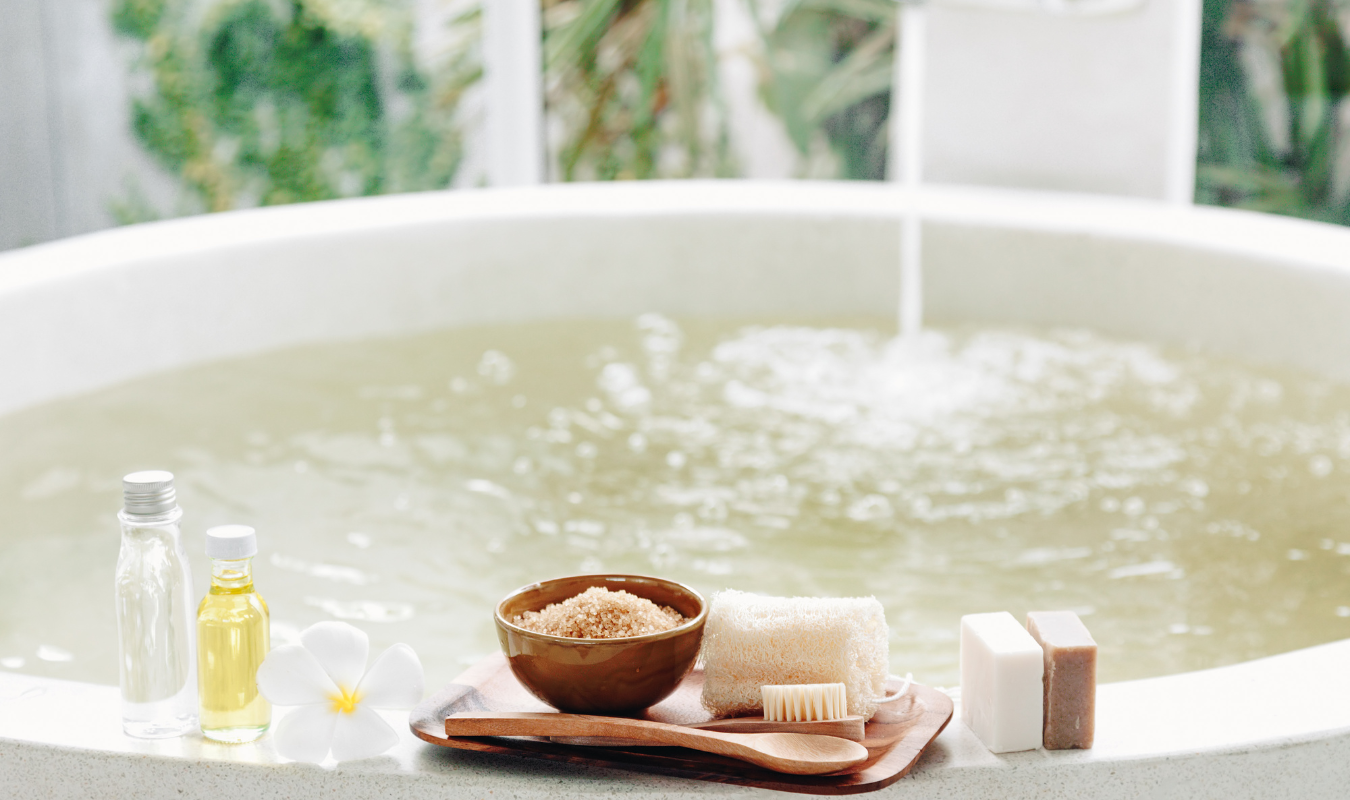 將精油放在浴缸上的畫面｜逗DOLL SPA精油