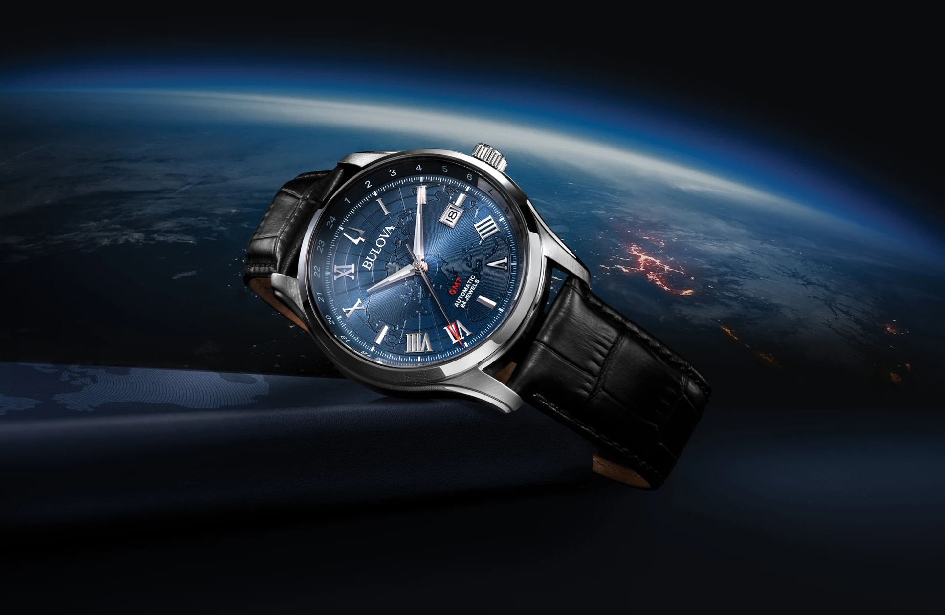 萬年鐘錶 - BULOVA 寶路華   經典地圖GMT機械皮革男錶  96B385   錶徑 43MM