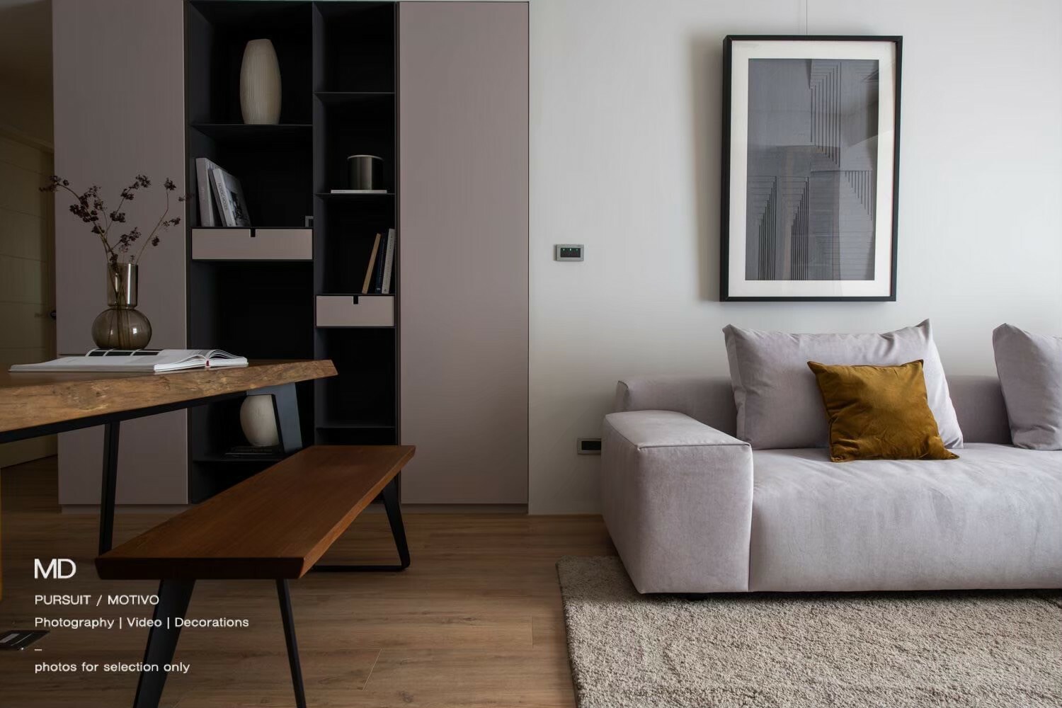 使用非洲柚木一枚板，搭配雙梯椅腳，所製成的非洲柚木原木長凳。photo credit: MD PURSUIT / MOTIVO