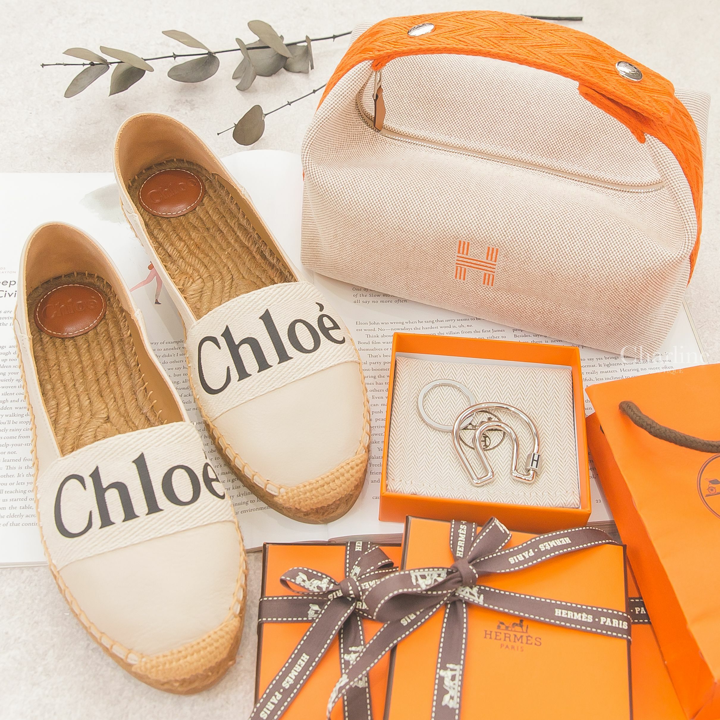 Hermès Bride A Brac Case 米色棉質橘色H之字鋸齒形編織提把小型手提包,Chloe 白底棉質黑Logo牛皮草編鞋,Hermès 銀色簍空馬蹄黑色H字樣不銹鋼鑰匙圈-Charline Boutique 精品代購