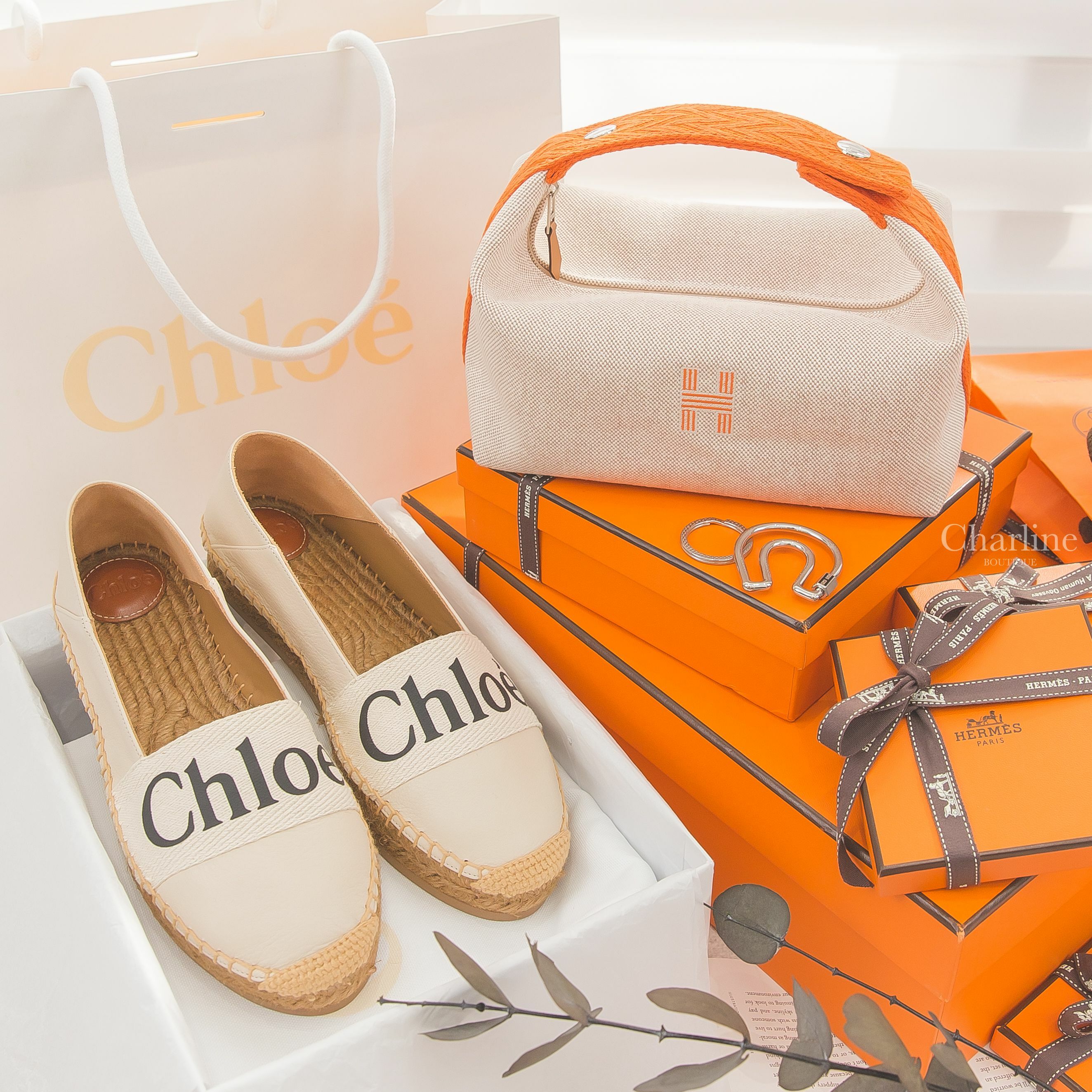 Hermès Bride A Brac Case 米色棉質橘色H之字鋸齒形編織提把小型手提包,Chloe 白底棉質黑Logo牛皮草編鞋,Hermès 銀色簍空馬蹄黑色H字樣不銹鋼鑰匙圈-Charline Boutique 精品代購