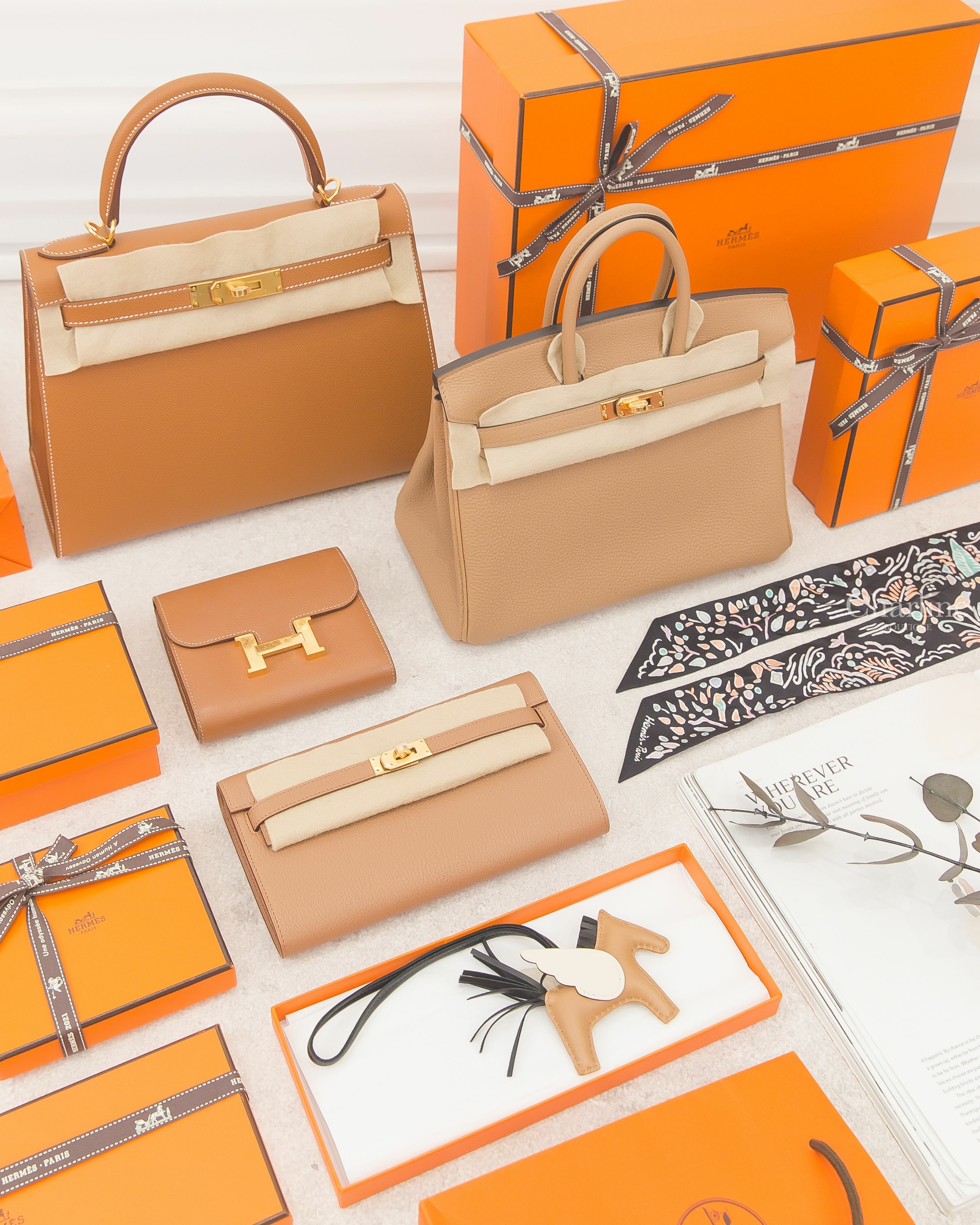 Hermès Kelly 28 焦糖色金釦,Kelly To Go 雀木色金釦,Birkin 25 馬薩拉茶色金釦,馬薩拉茶色小型飛馬吊飾,黑色春天島嶼絲巾,Constance Compact 短夾-Charline Boutique 精品代購