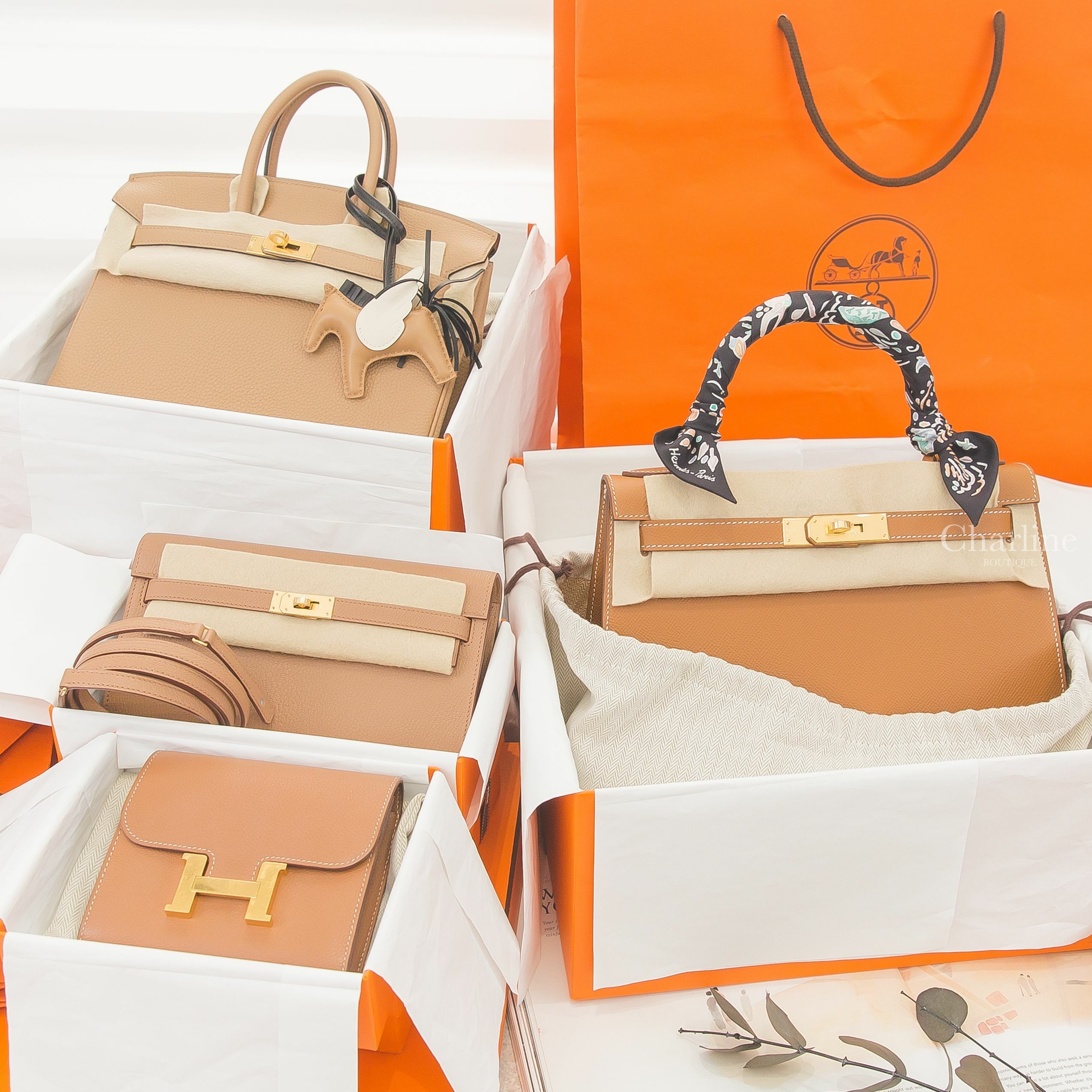 Hermès Kelly 28 焦糖色金釦,Kelly To Go 雀木色金釦,Birkin 25 馬薩拉茶色金釦,馬薩拉茶色小型飛馬吊飾,黑色春天島嶼絲巾,Constance Compact 短夾-Charline Boutique 精品代購