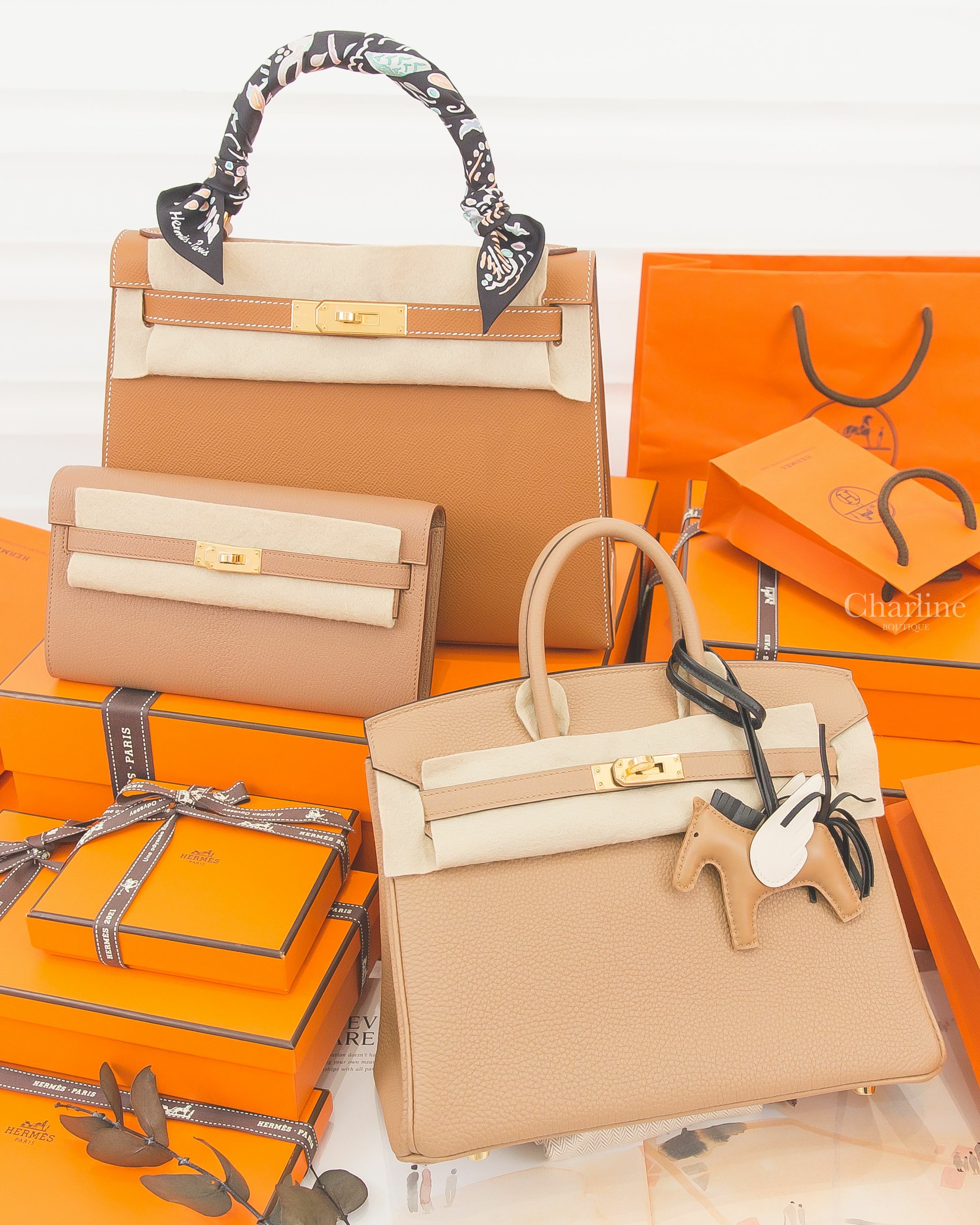 Hermès Kelly 28焦糖色金釦凱莉包,Kelly To Go 雀木色金釦凱莉肩背包,Birkin 25馬薩拉茶色金釦鉑金包,馬薩拉茶色/奶油白/黑色小型飛馬吊飾,黑色/綠色/玫瑰粉春天島嶼絲巾-Charline Boutique 精品代購