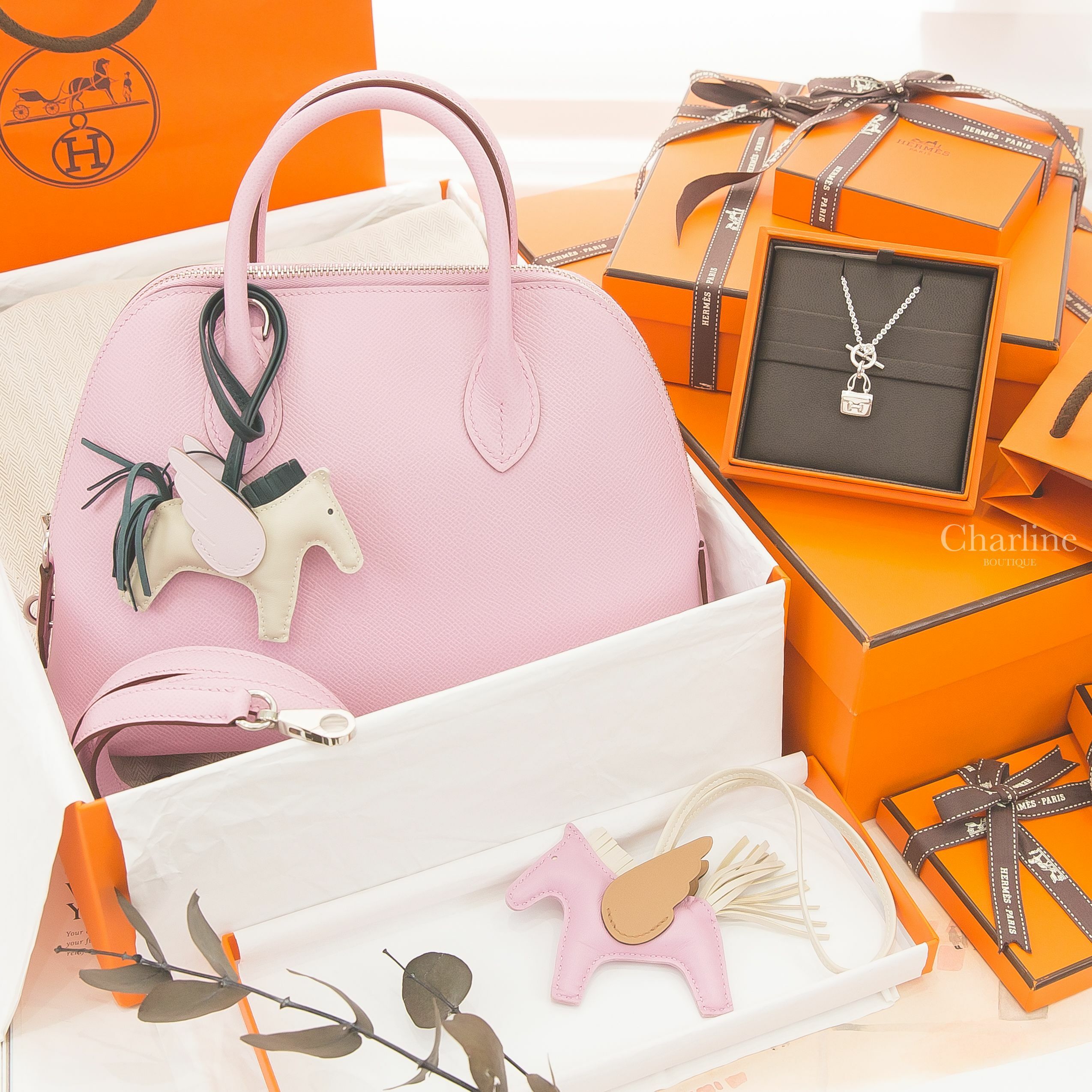 Hermès Constance Pendant 銀色康康包銀飾墜飾項鍊,錦葵粉/奶昔白/馬薩拉茶色小型飛馬吊飾,Bolide 25cm U刻錦葵粉銀釦手提肩背包,奶昔白/松柏綠/淡紫色小型飛馬吊飾-Charline Boutique 精品代購