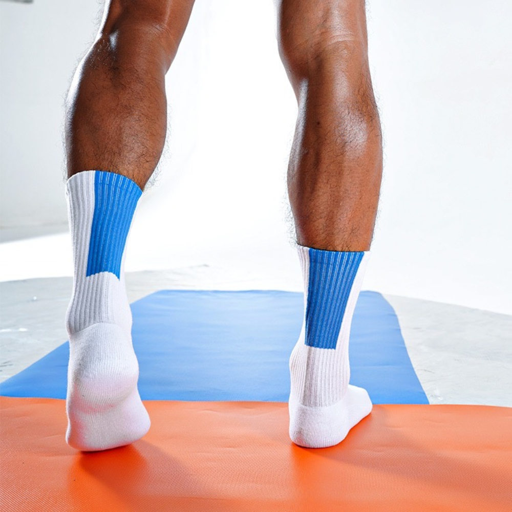 Sockkon 白色藍色方塊中長筒運動襪