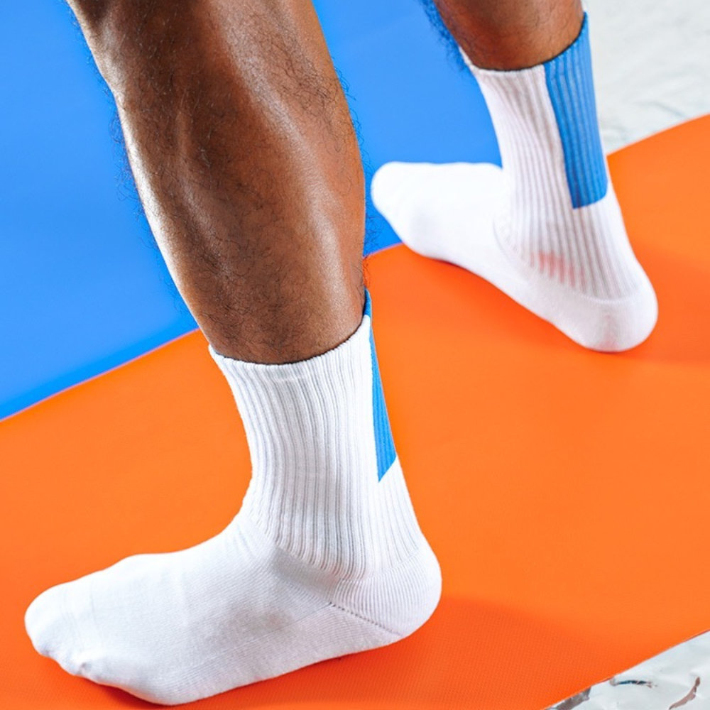 Sockkon 白色藍色方塊中長筒運動襪